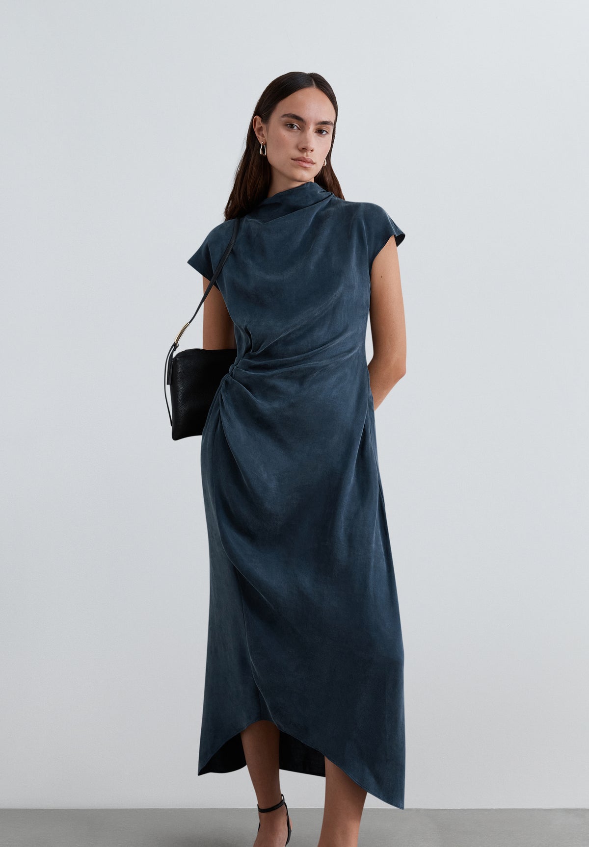 VESTIDO FLUIDO DRAPEADO LATERAL