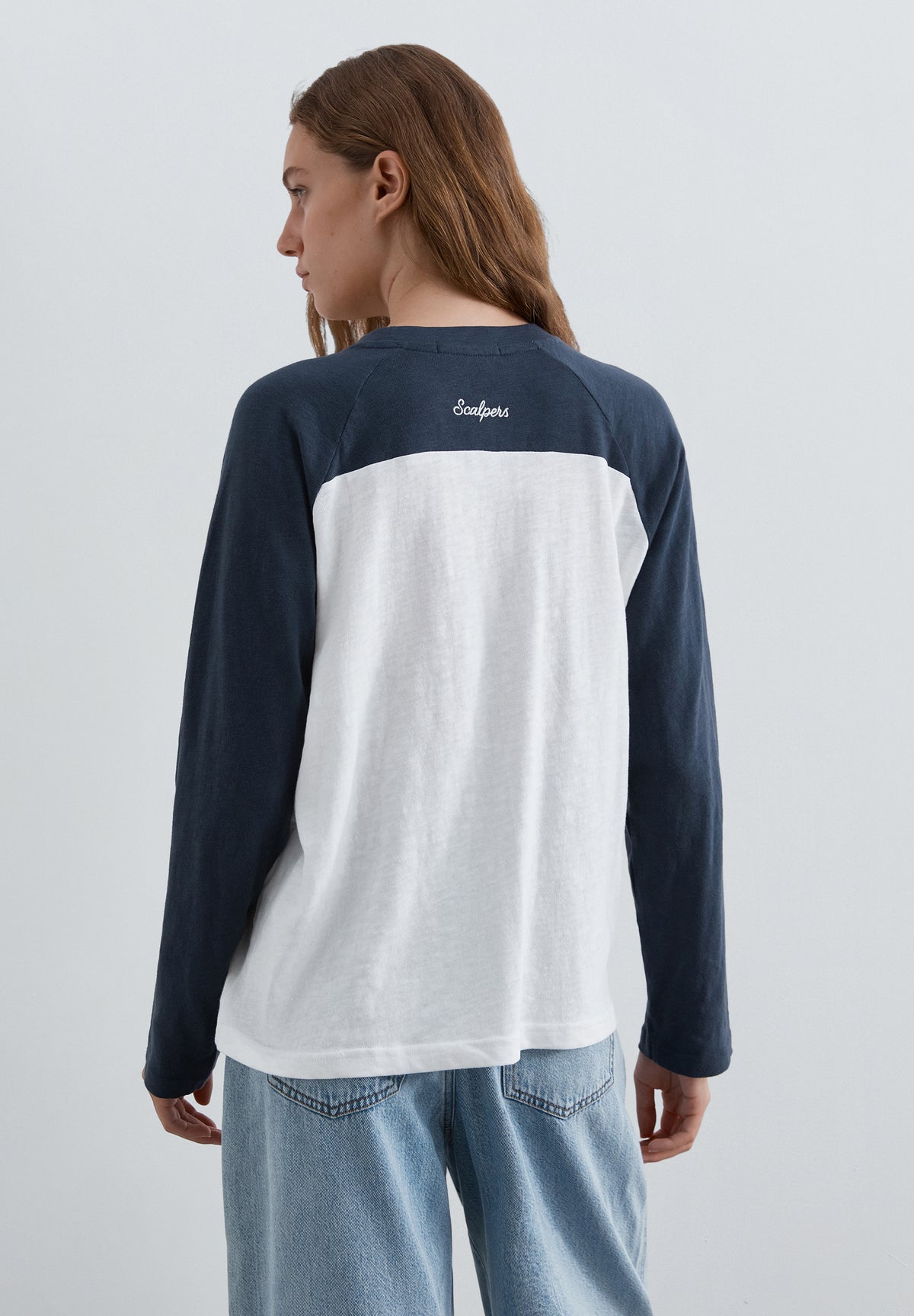 CAMISETA ESTAMPADA MANGAS CONTRASTE