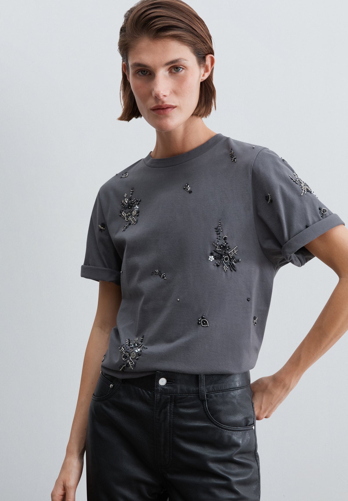 CAMISETA DETALLES BORDADOS