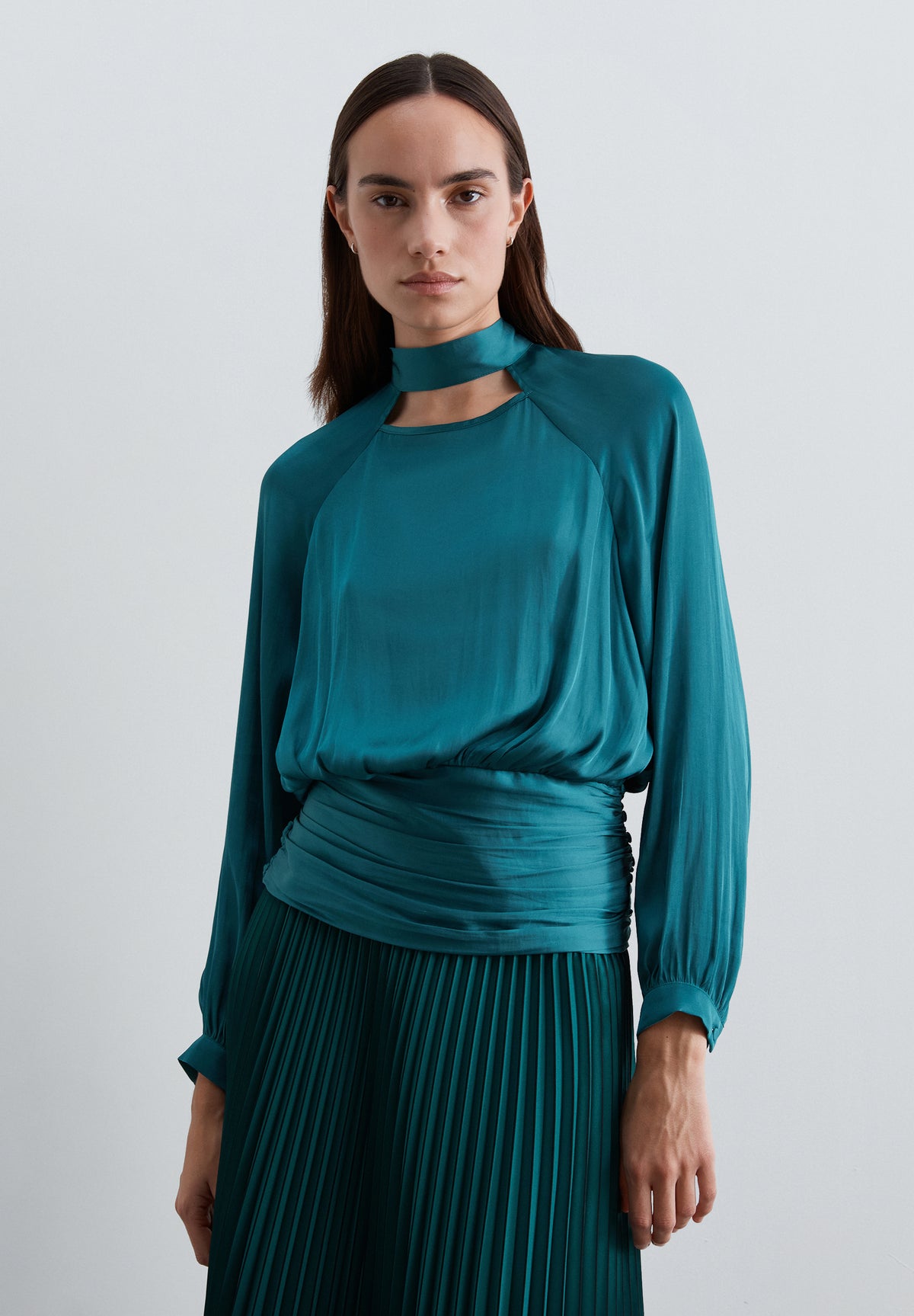 BLUSA SATINADA CUT OUT