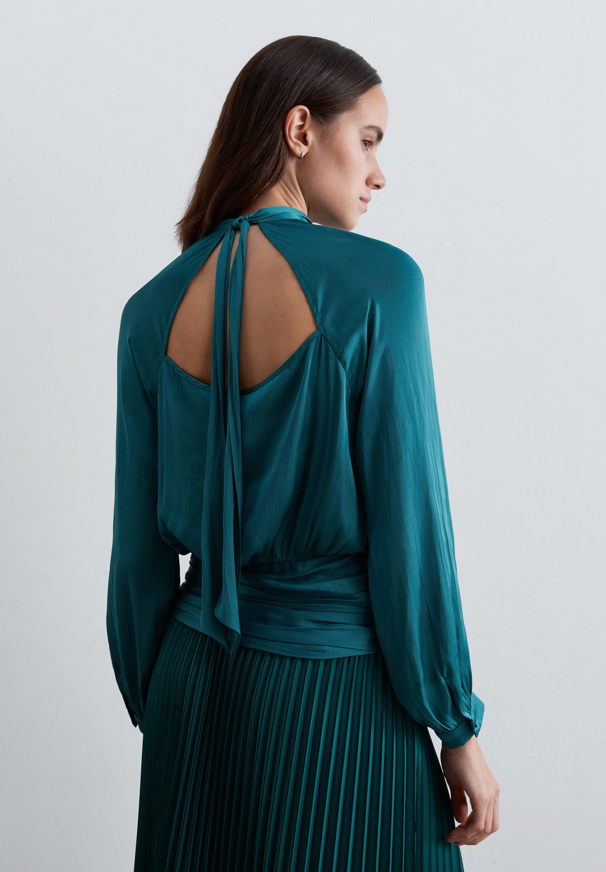 BLUSA SATINADA CUT OUT