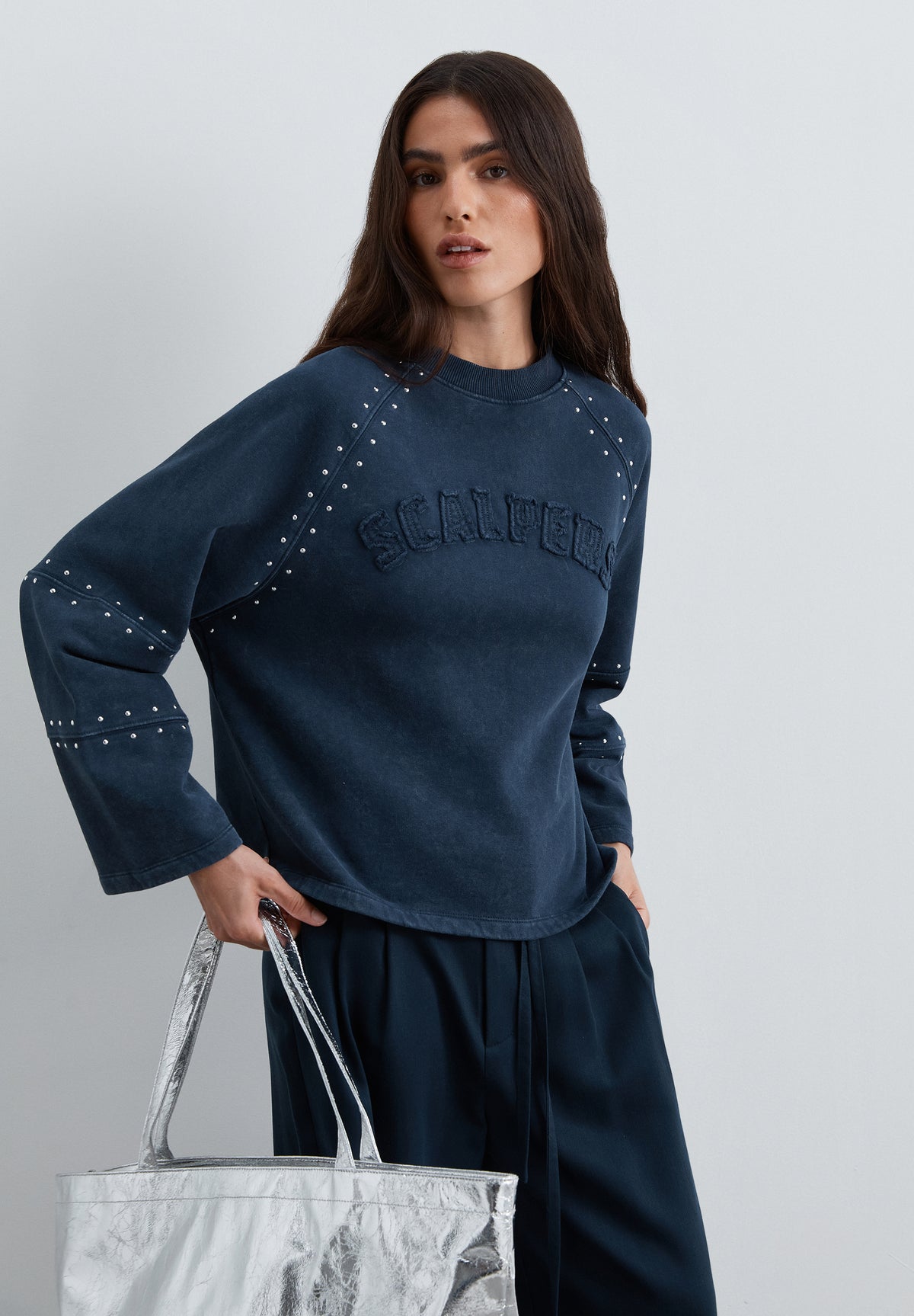 SUDADERA STUDS LOGO PARCHE