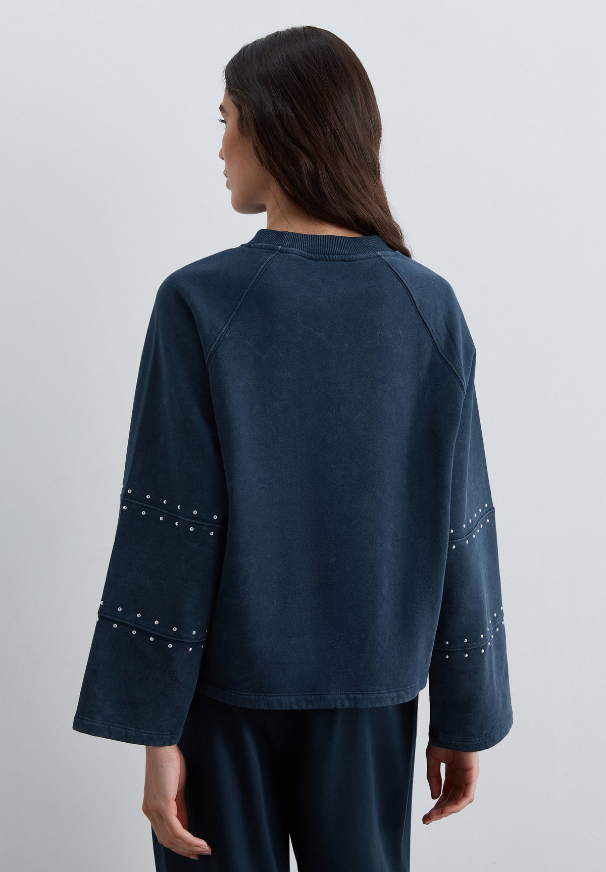SUDADERA STUDS LOGO PARCHE