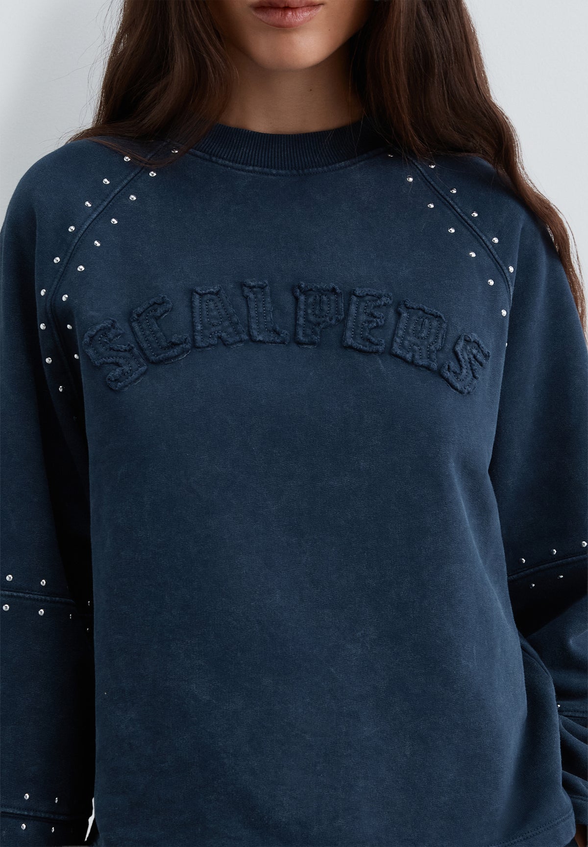 SUDADERA STUDS LOGO PARCHE