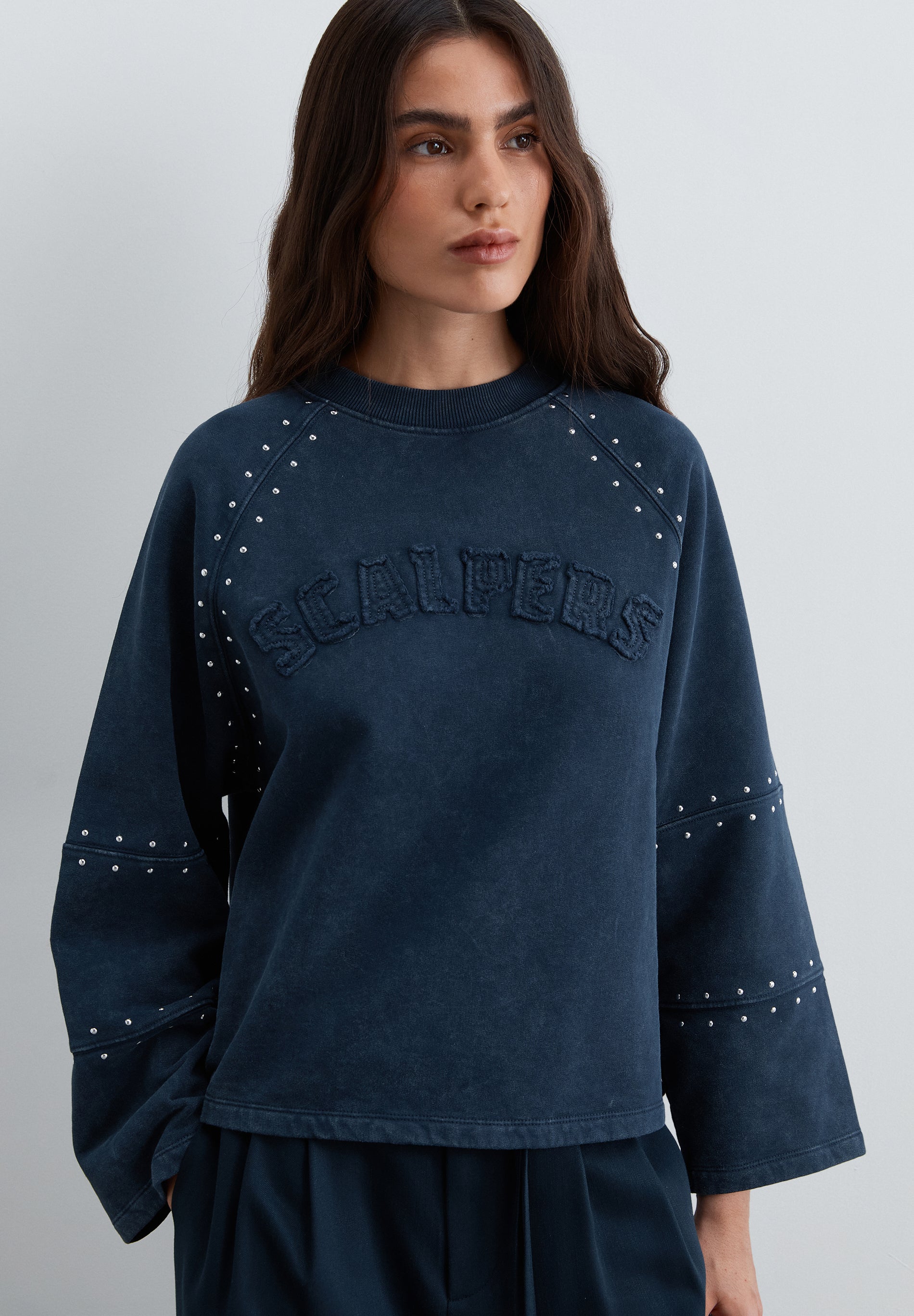 SUDADERA STUDS LOGO PARCHE