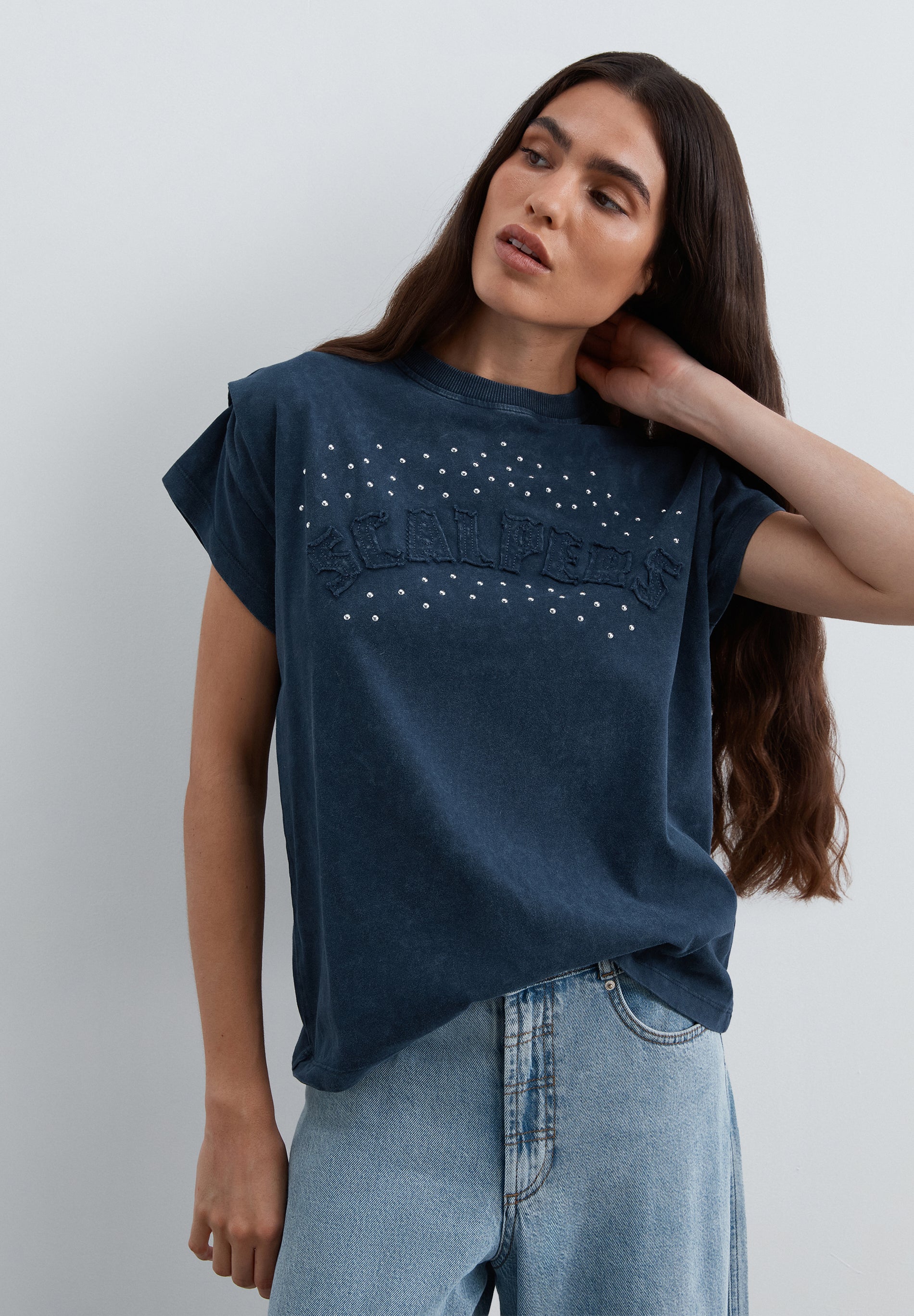 CAMISETA STUDS LOGO PARCHE