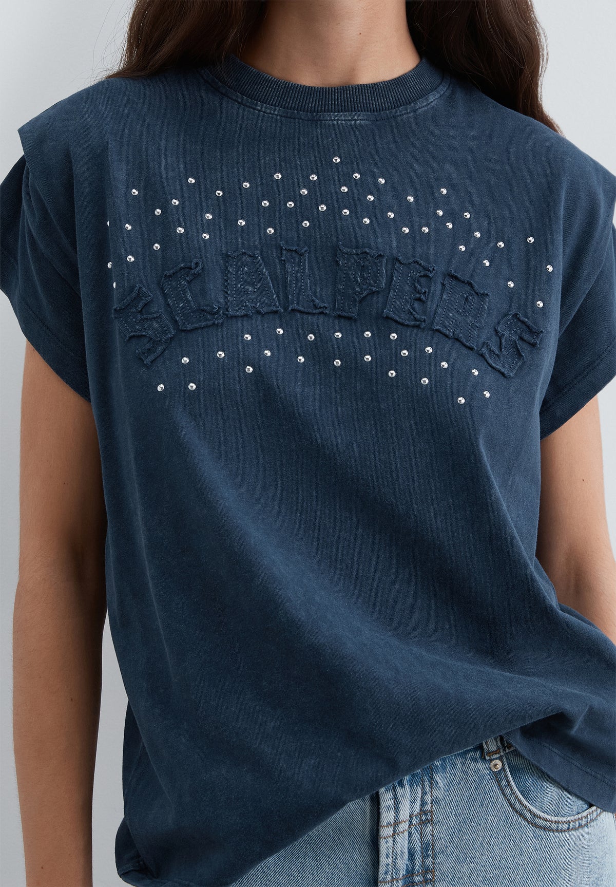 CAMISETA STUDS LOGO PARCHE