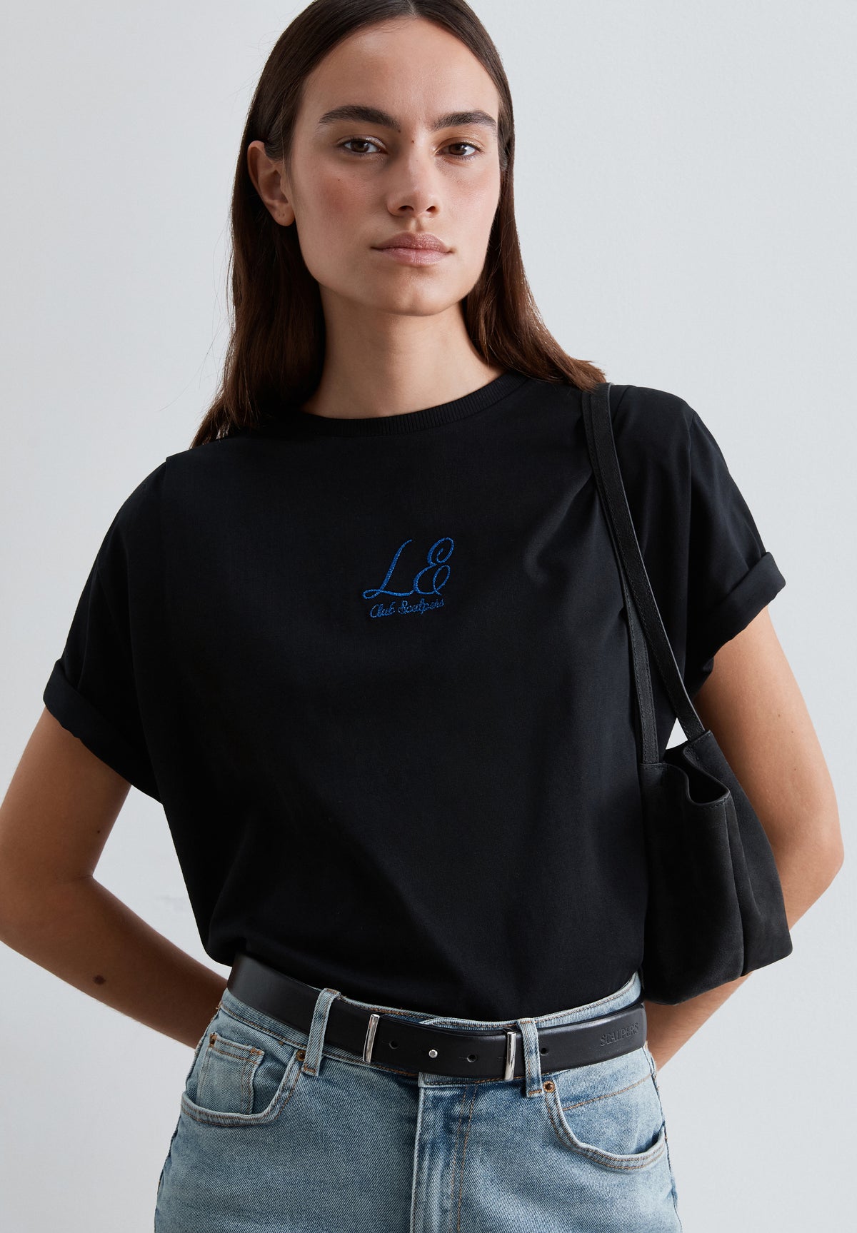 CAMISETA HOMBRERAS DETALLE BORDADO