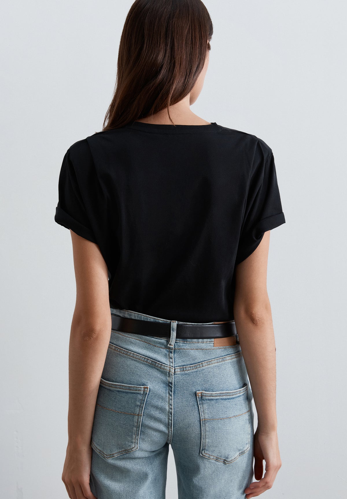 CAMISETA HOMBRERAS DETALLE BORDADO