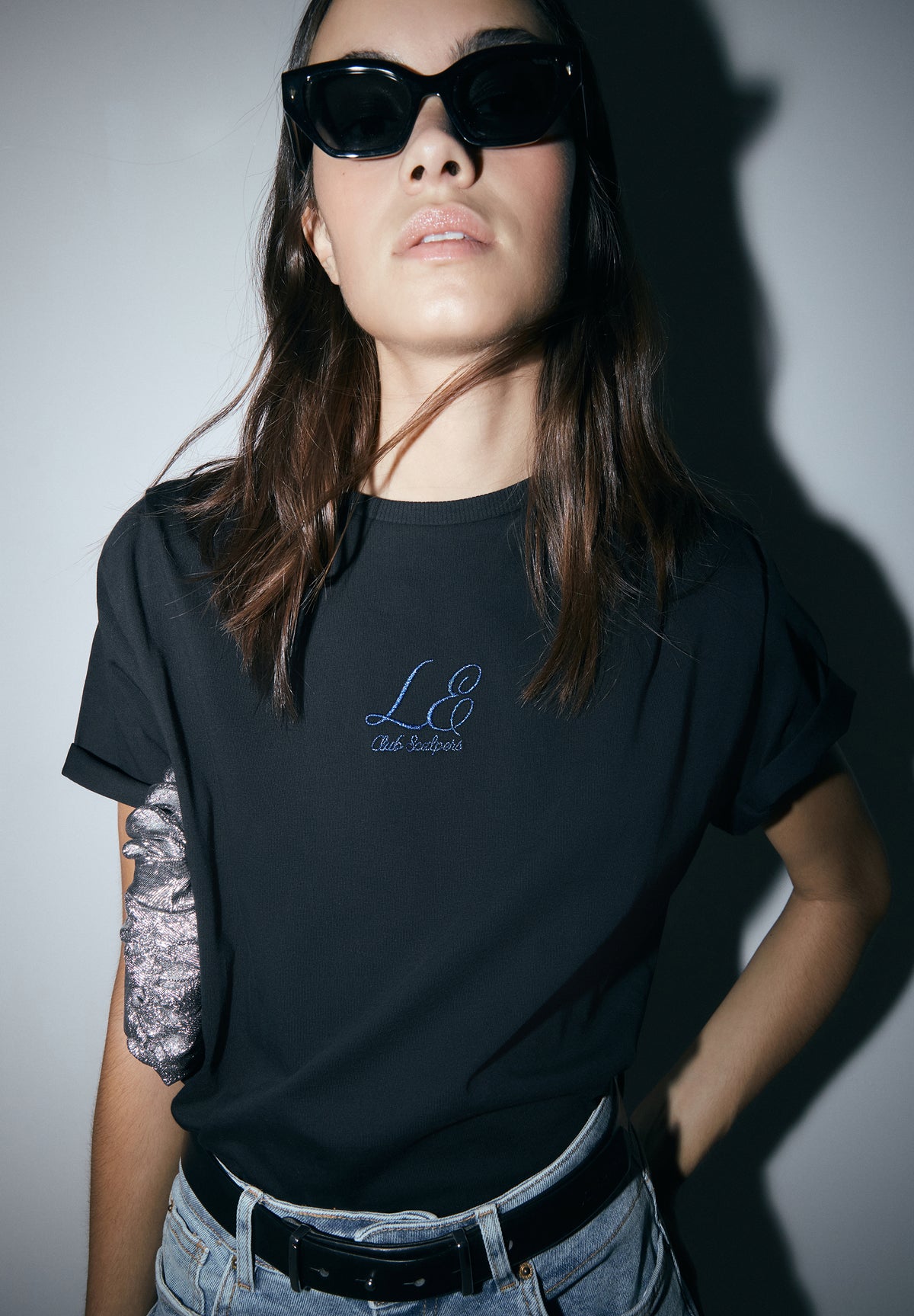 CAMISETA HOMBRERAS DETALLE BORDADO
