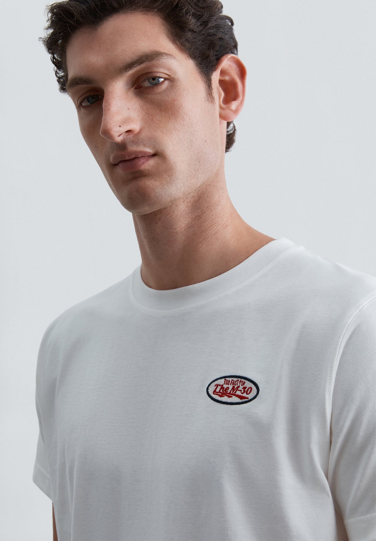 CAMISETA PRINT DETALLE PARCHE