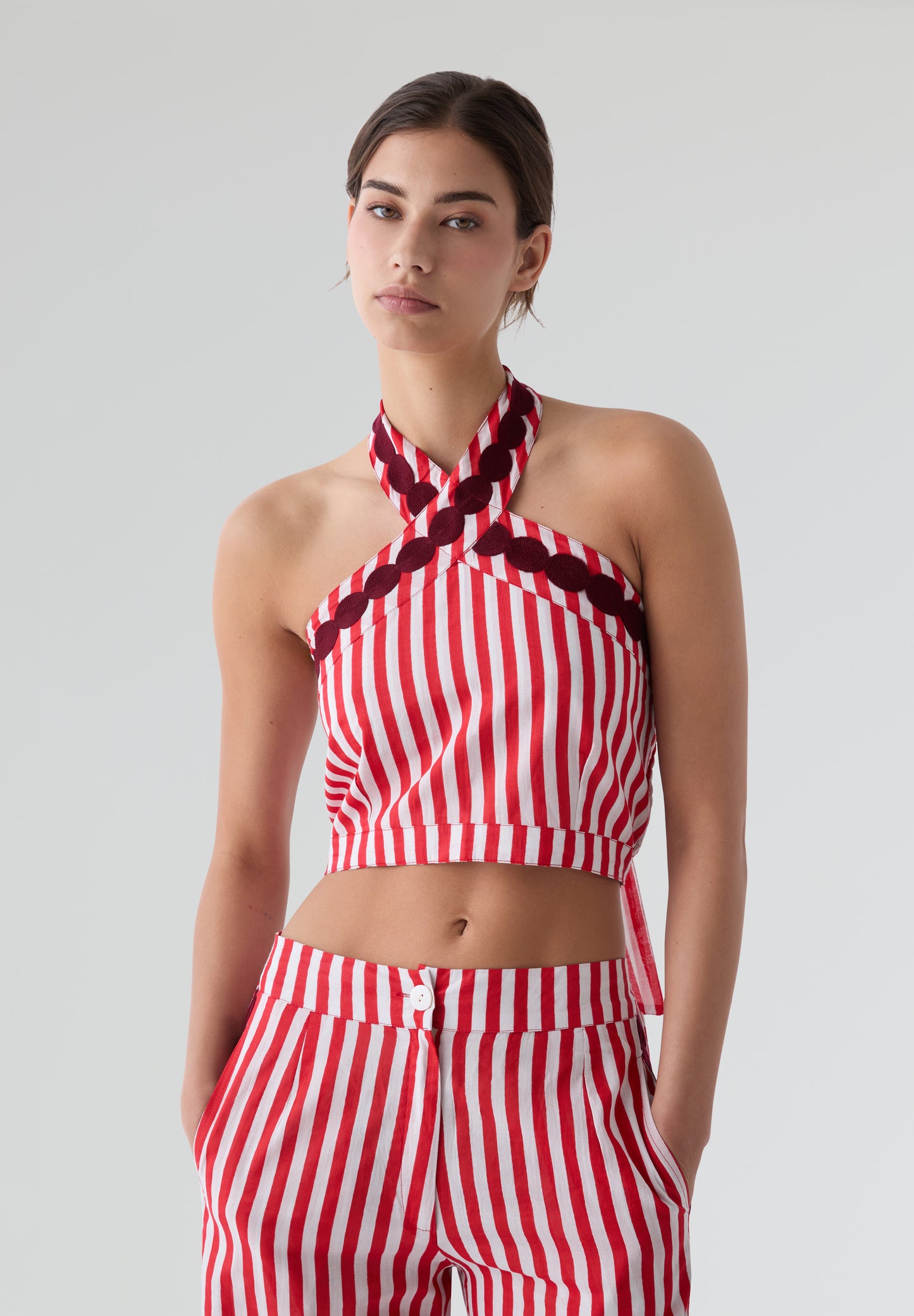 BABBAKI | TOP HALTER BORDADO RUBY
