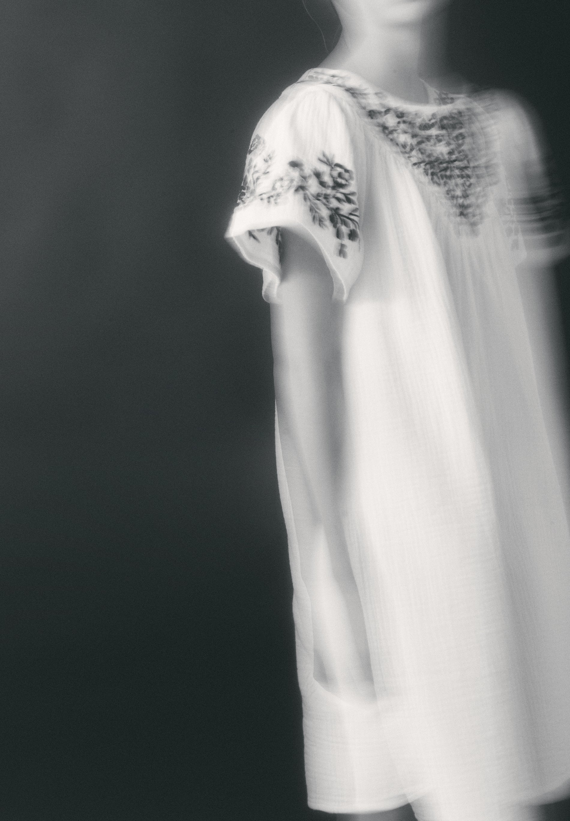 VESTIDO BORDADOS CONTRASTE