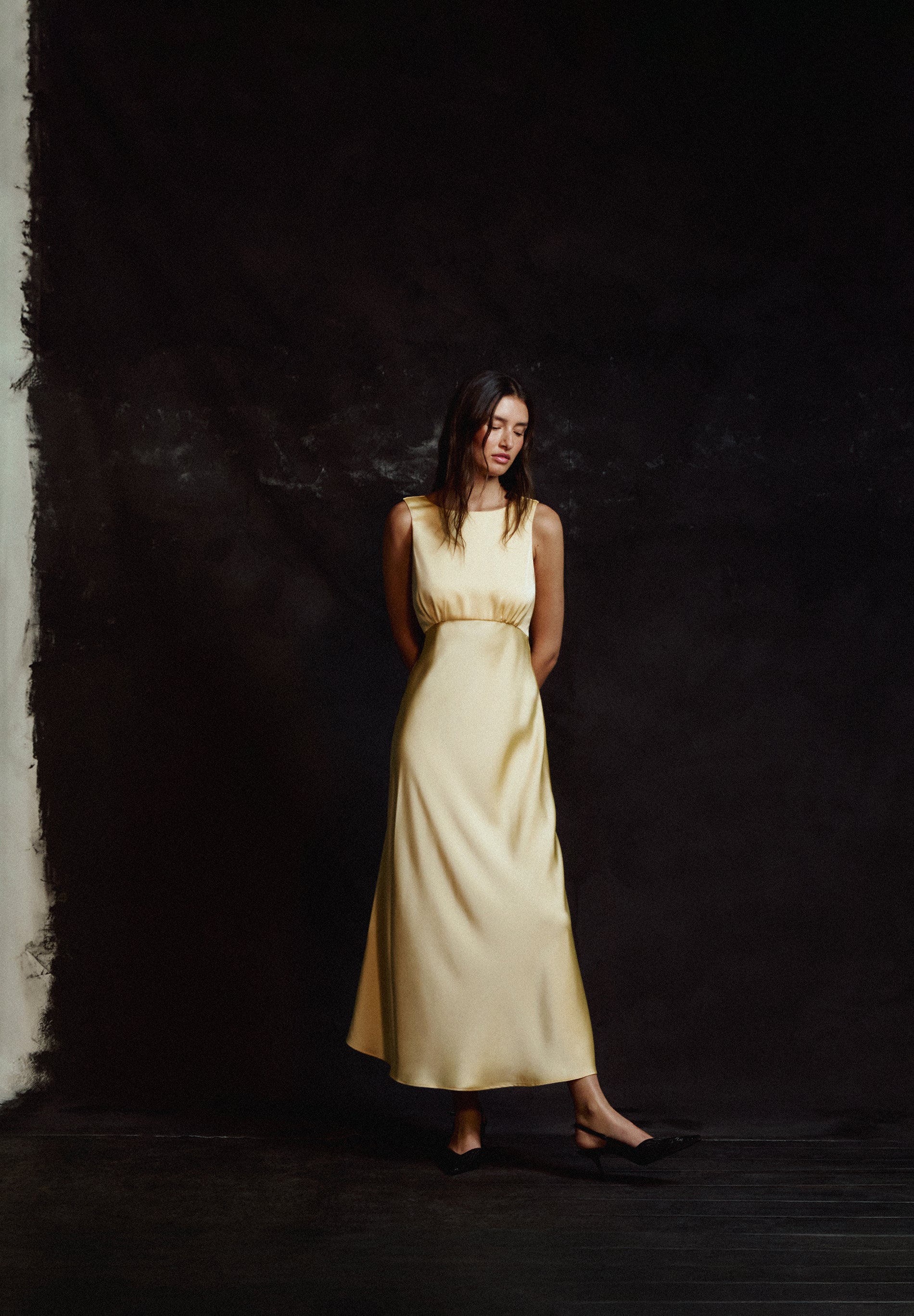 VESTIDO SATINADO CON ESPALDA DESCUBIERTA