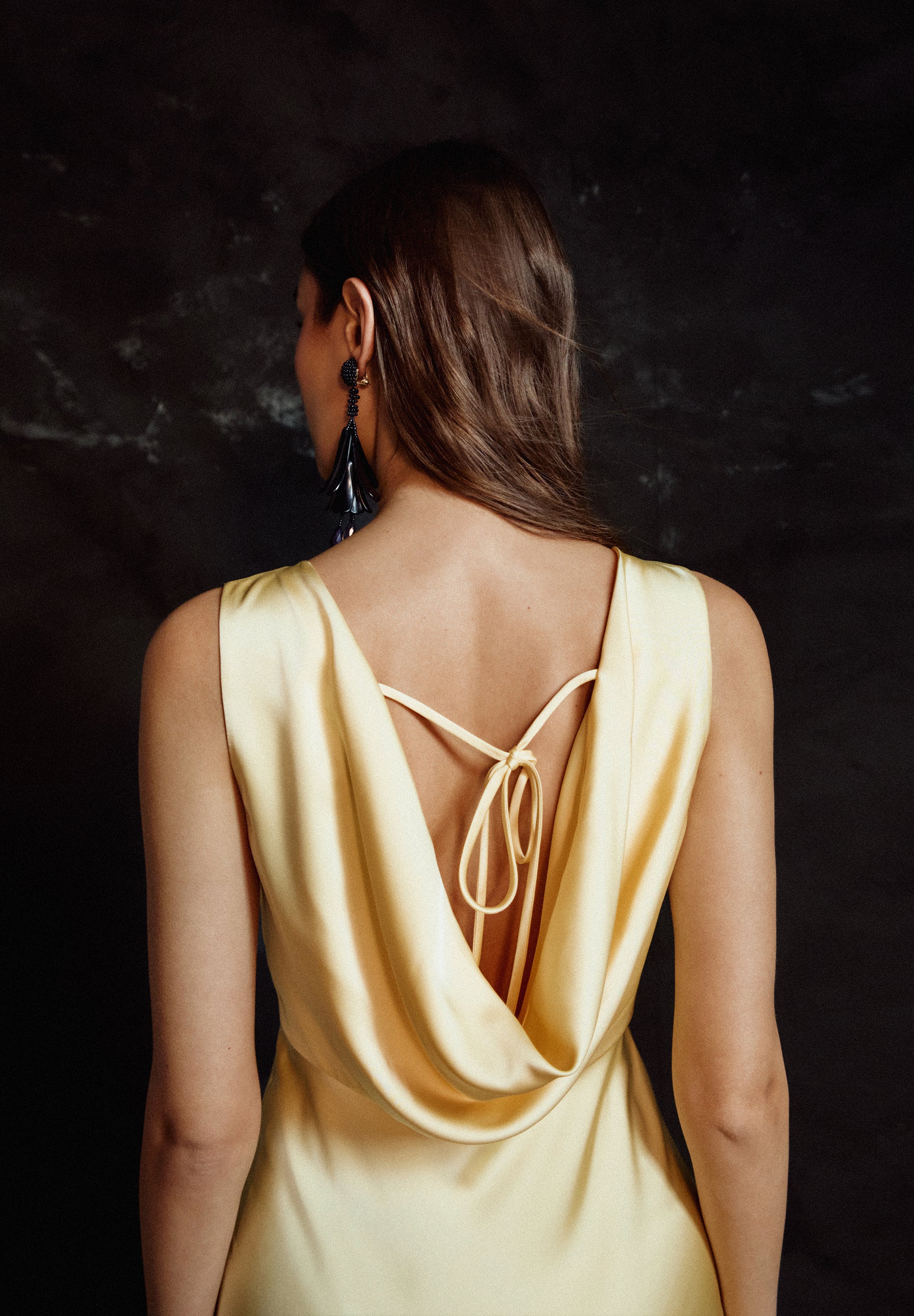 VESTIDO SATINADO CON ESPALDA DESCUBIERTA