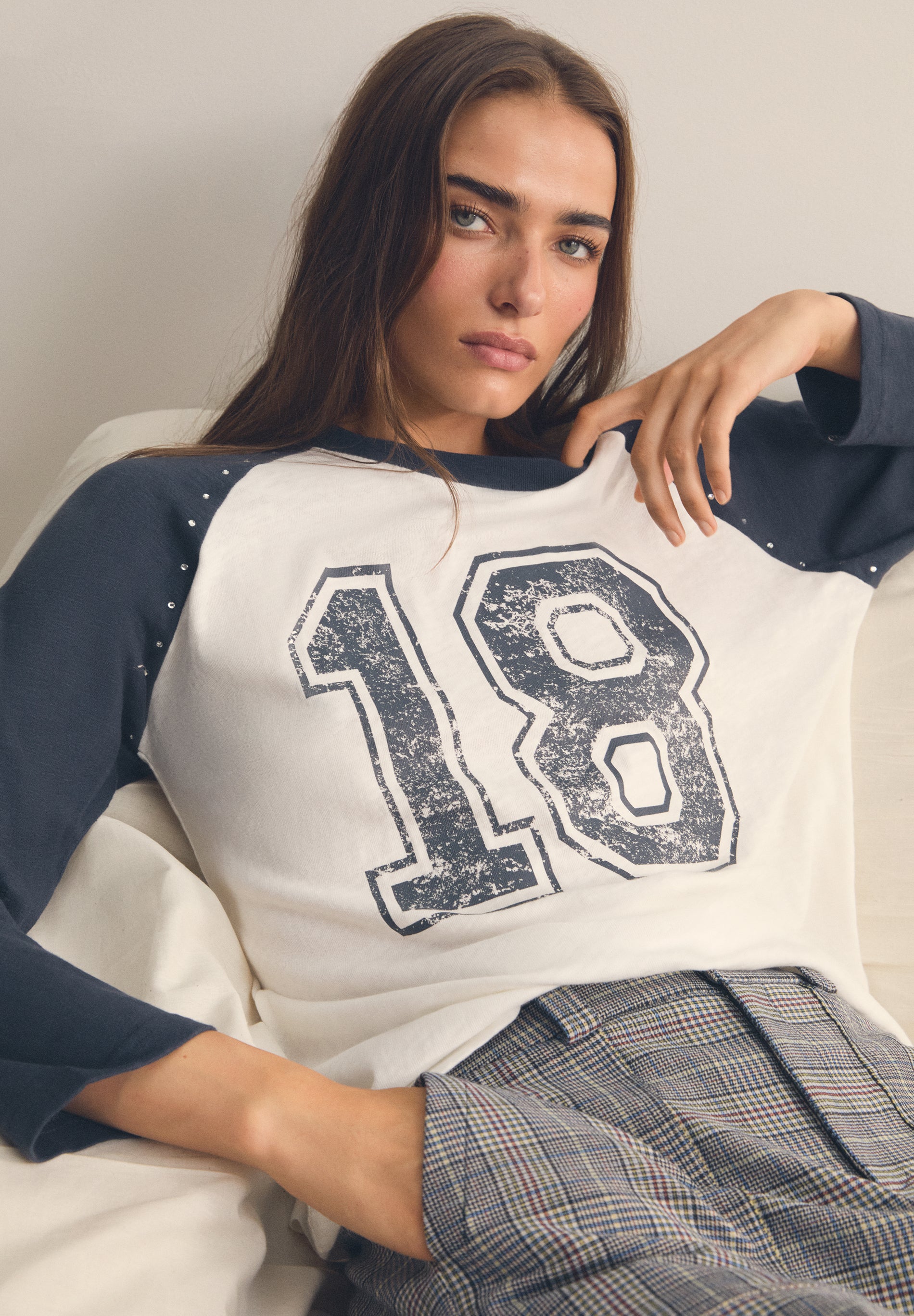 CAMISETA ESTAMPADA MANGAS CONTRASTE