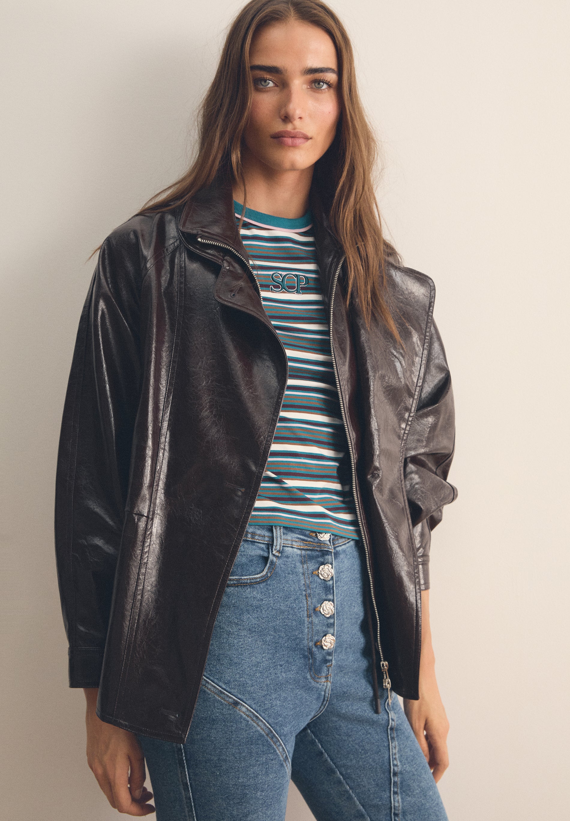 CHAQUETA CUELLO ALTO EFECTO CHAROL