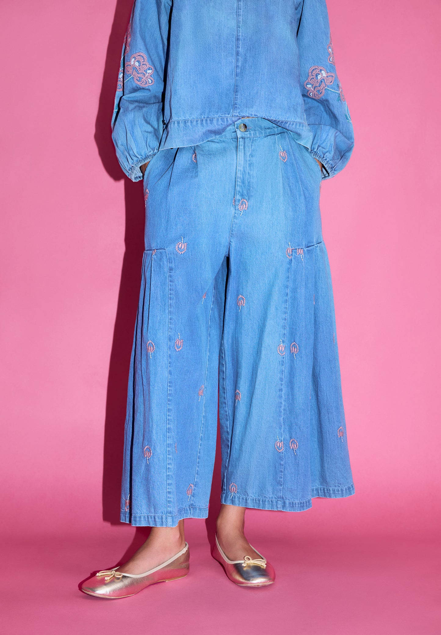 PANTALÓN DENIM FLORES BORDADAS