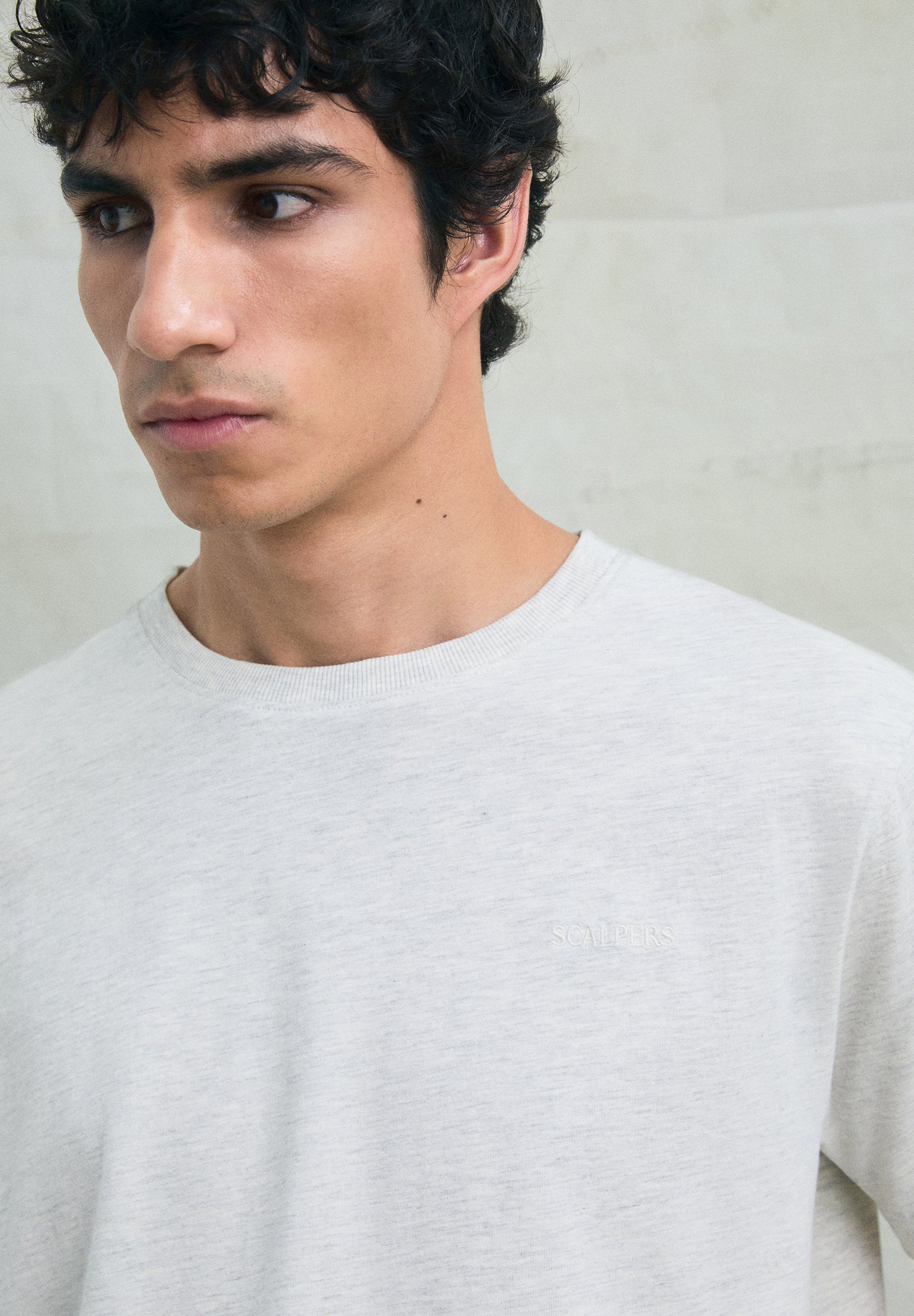 CAMISETA BORDADA EFECTO LAVADO