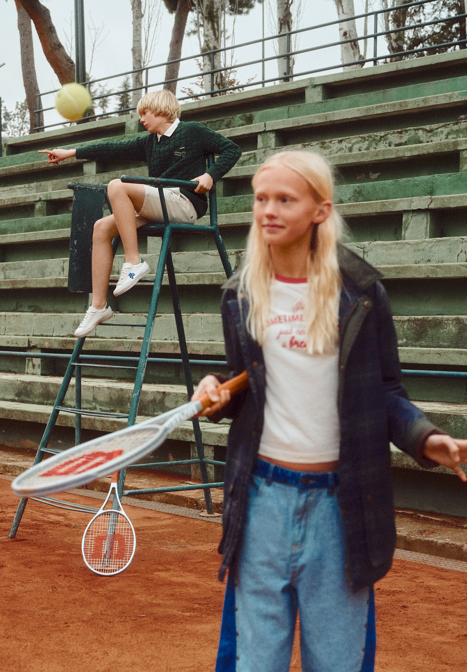 CAMISETA ESTAMPADA CUELLO CONTRASTE