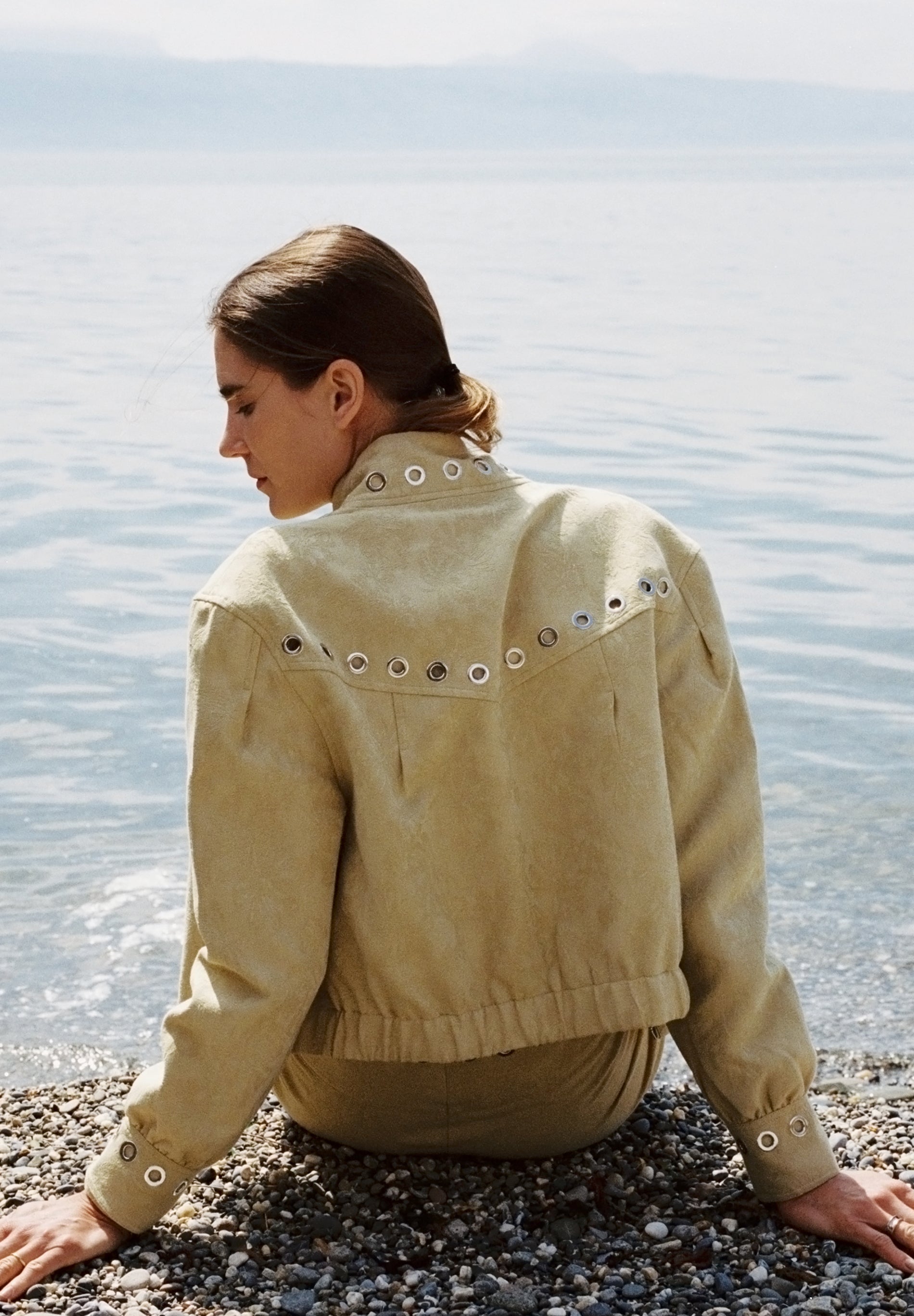 BOMBER JACQUARD CON TACHUELAS