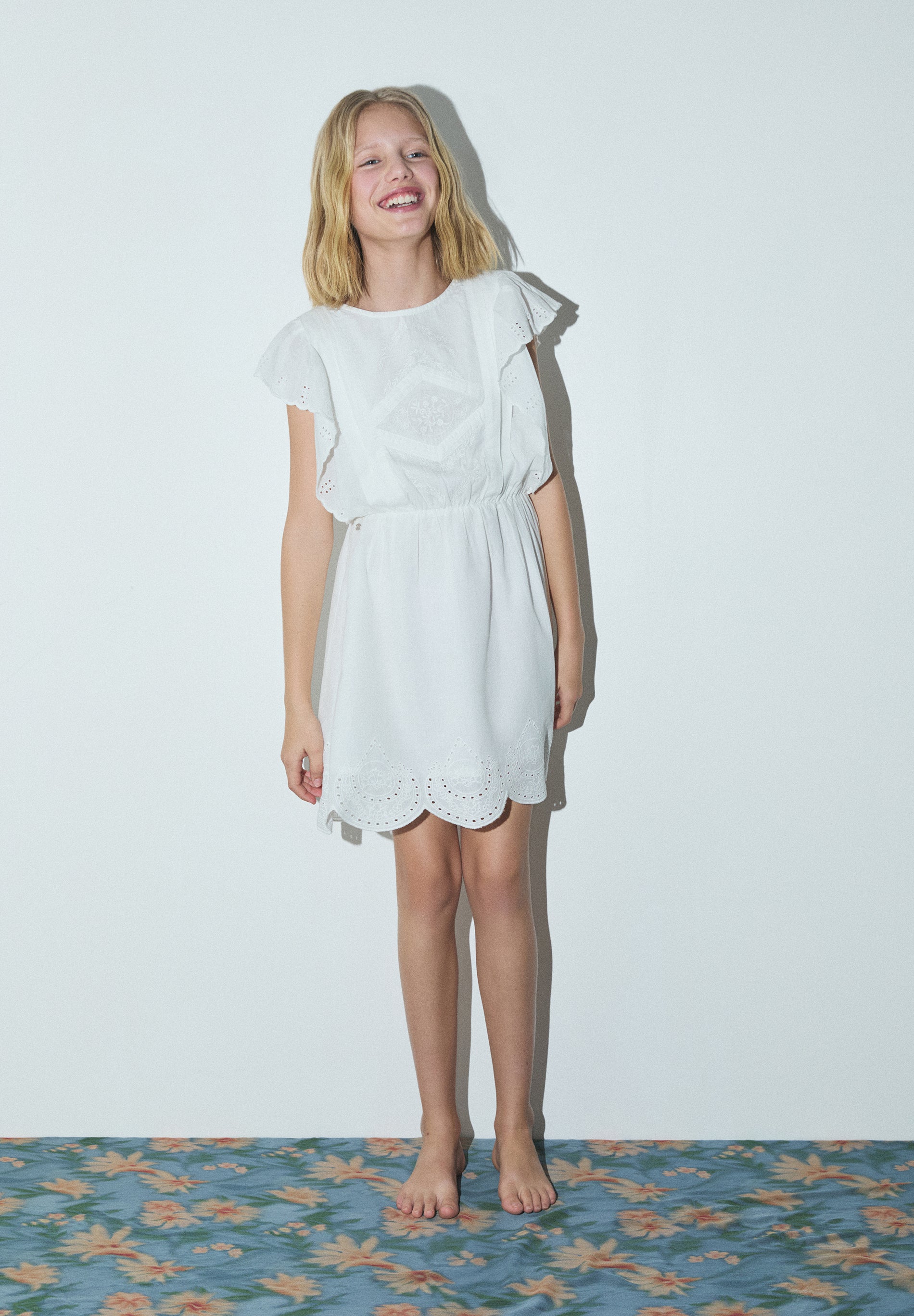 VESTIDO ROMÁNTICO PERFORADO