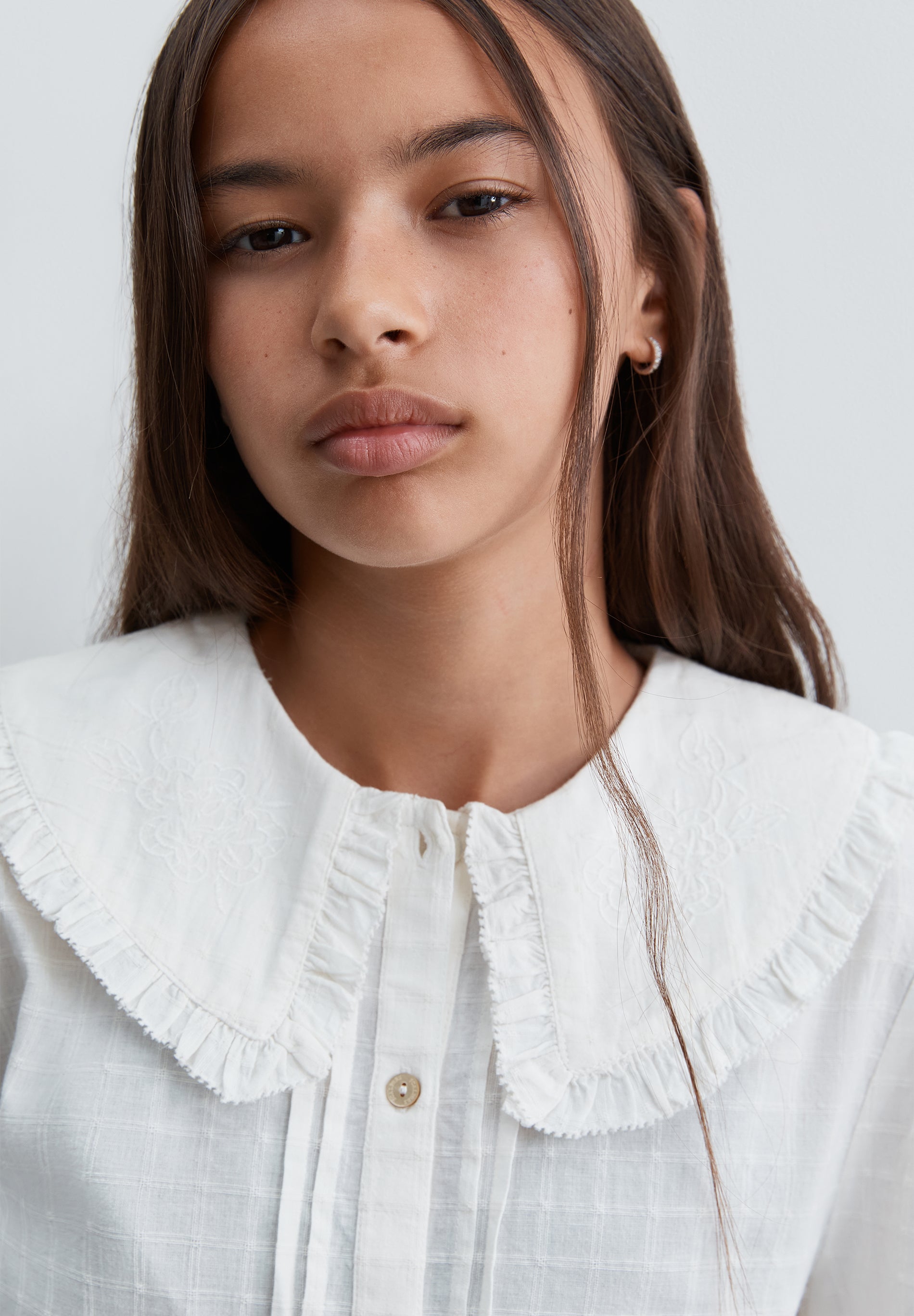 BLUSA CUELLO DETALLES BORDADOS