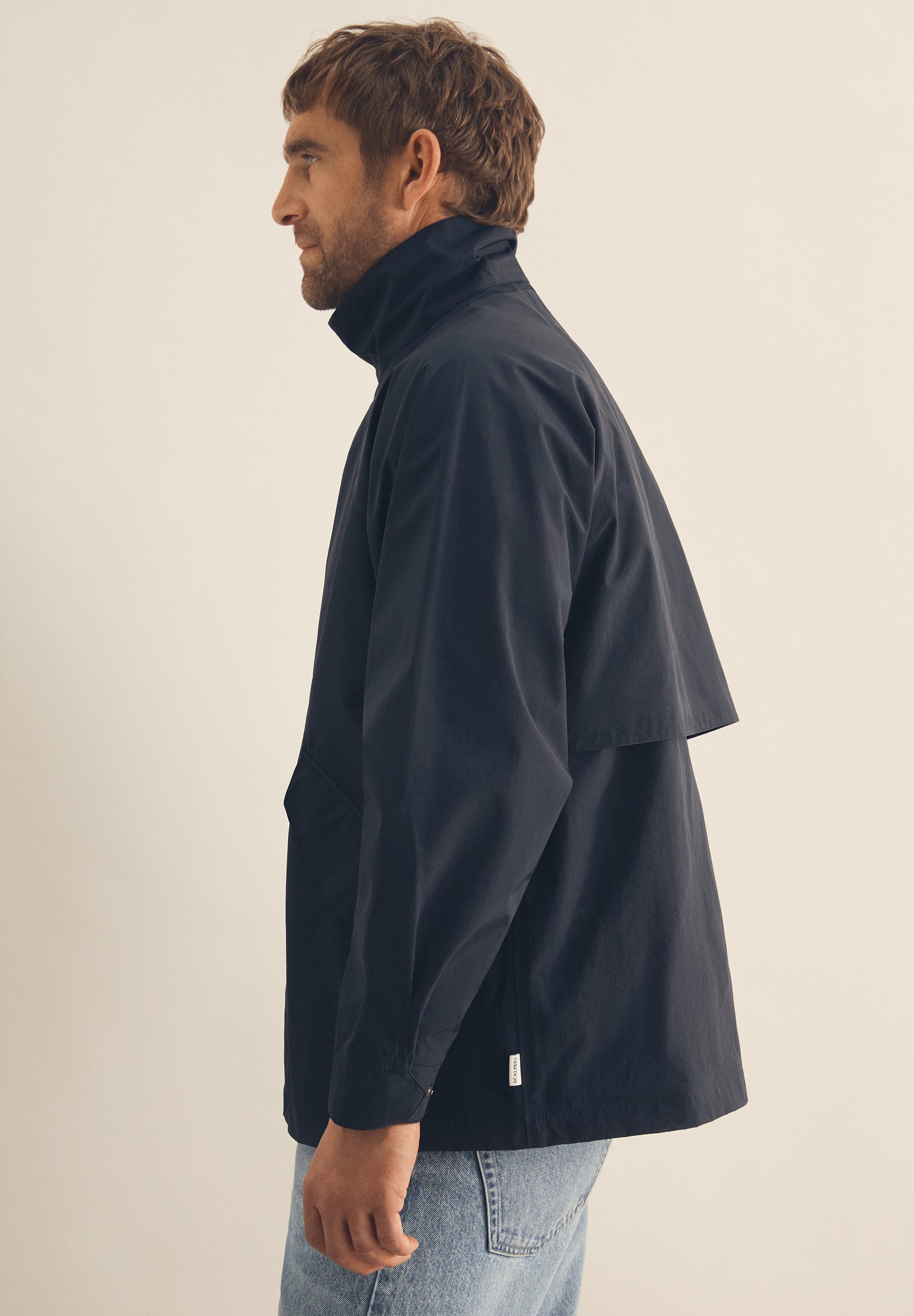 CHAQUETA TÉCNICA IMPERMEABLE CUELLO ALTO
