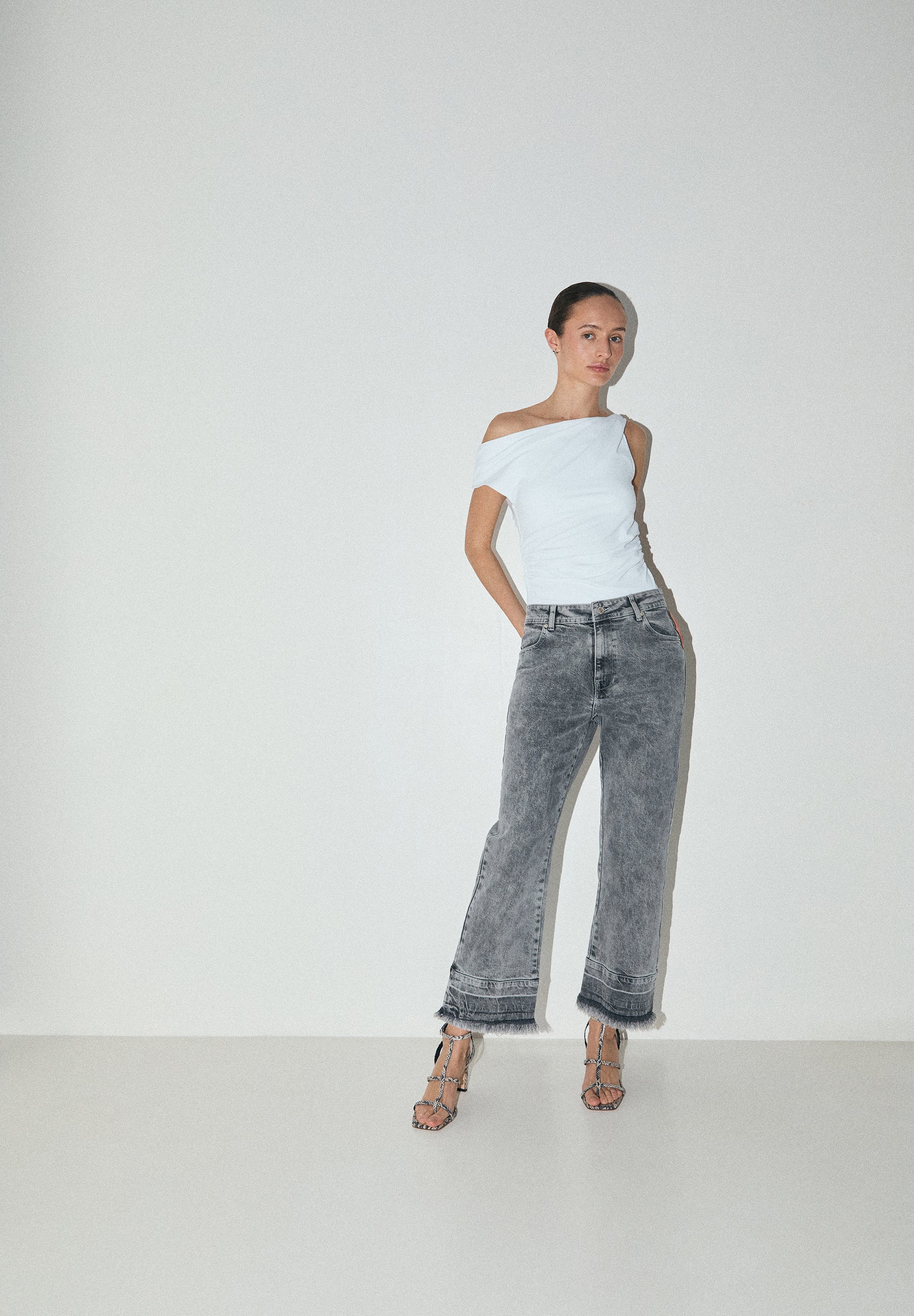 CAMISETA DRAPEADA ASIMÉTRICA