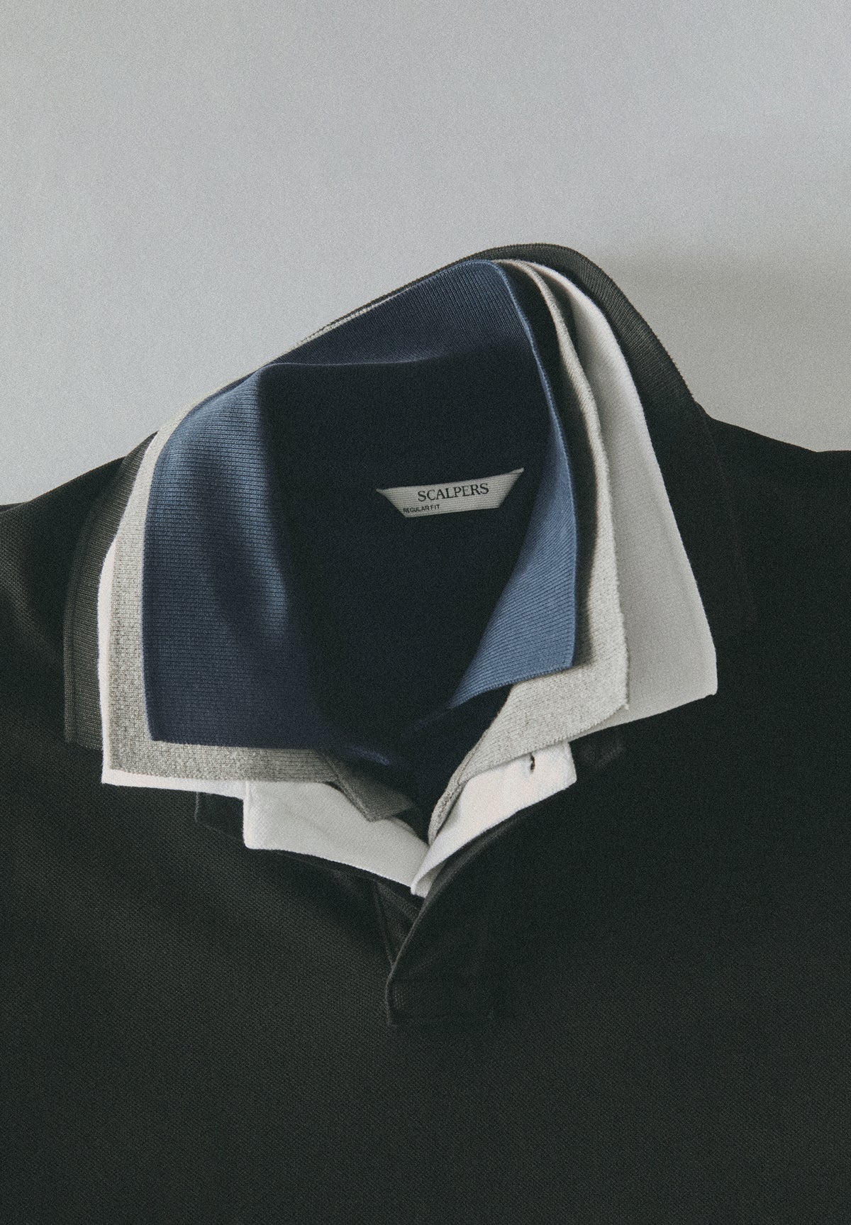 POLO BÁSICO CALAVERA CONTRASTE
