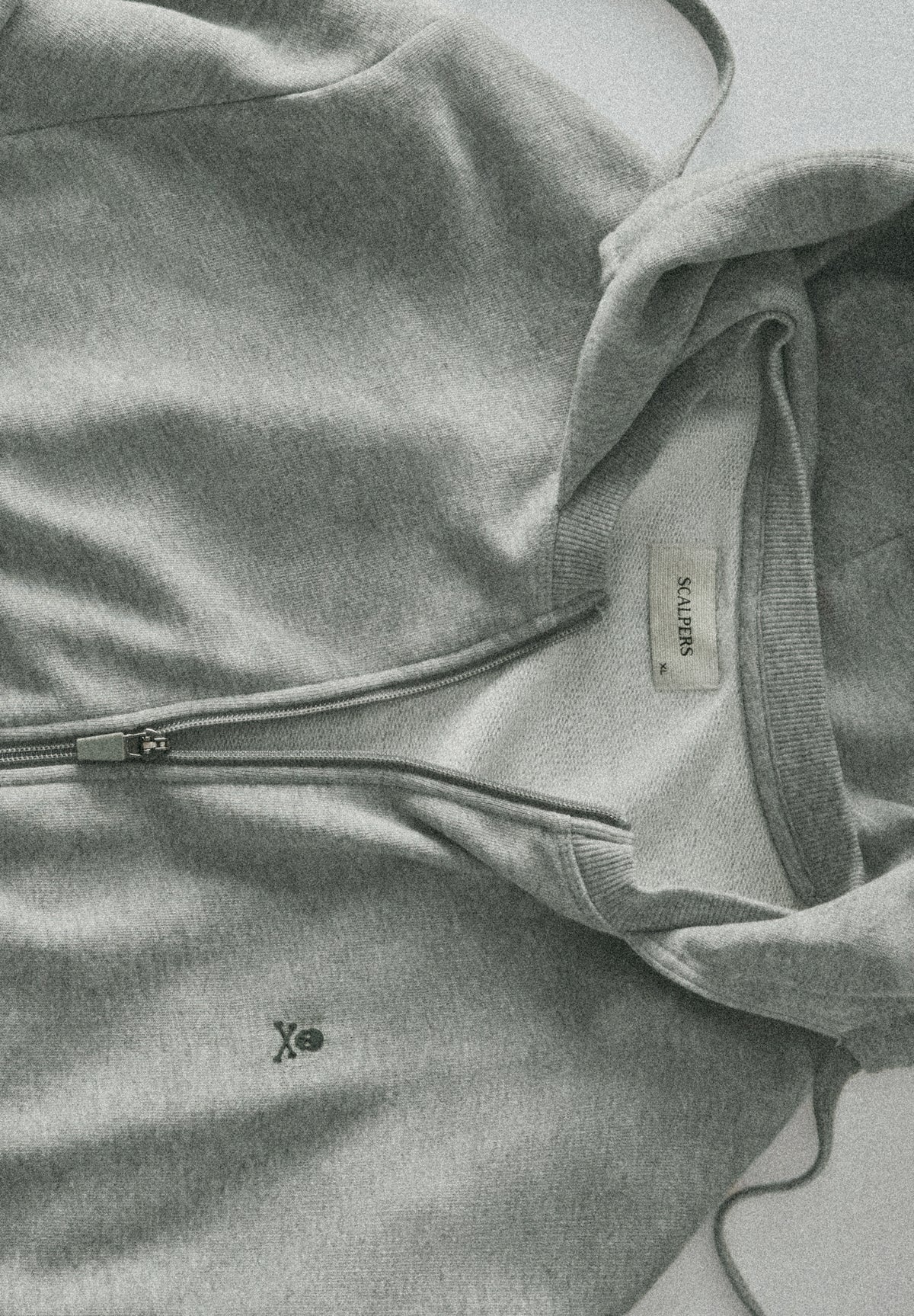 SUDADERA CAPUCHA BORDADA CONTRASTE