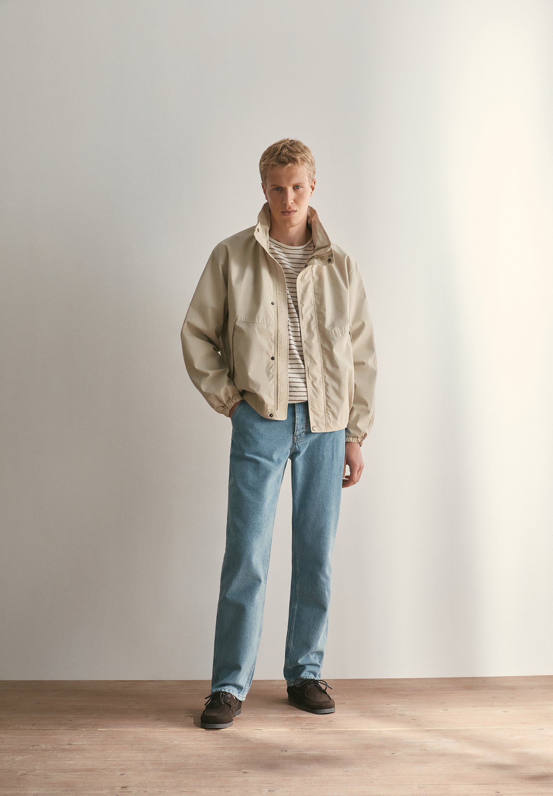 CHAQUETA TÉCNICA CON CAPUCHA OCULTA