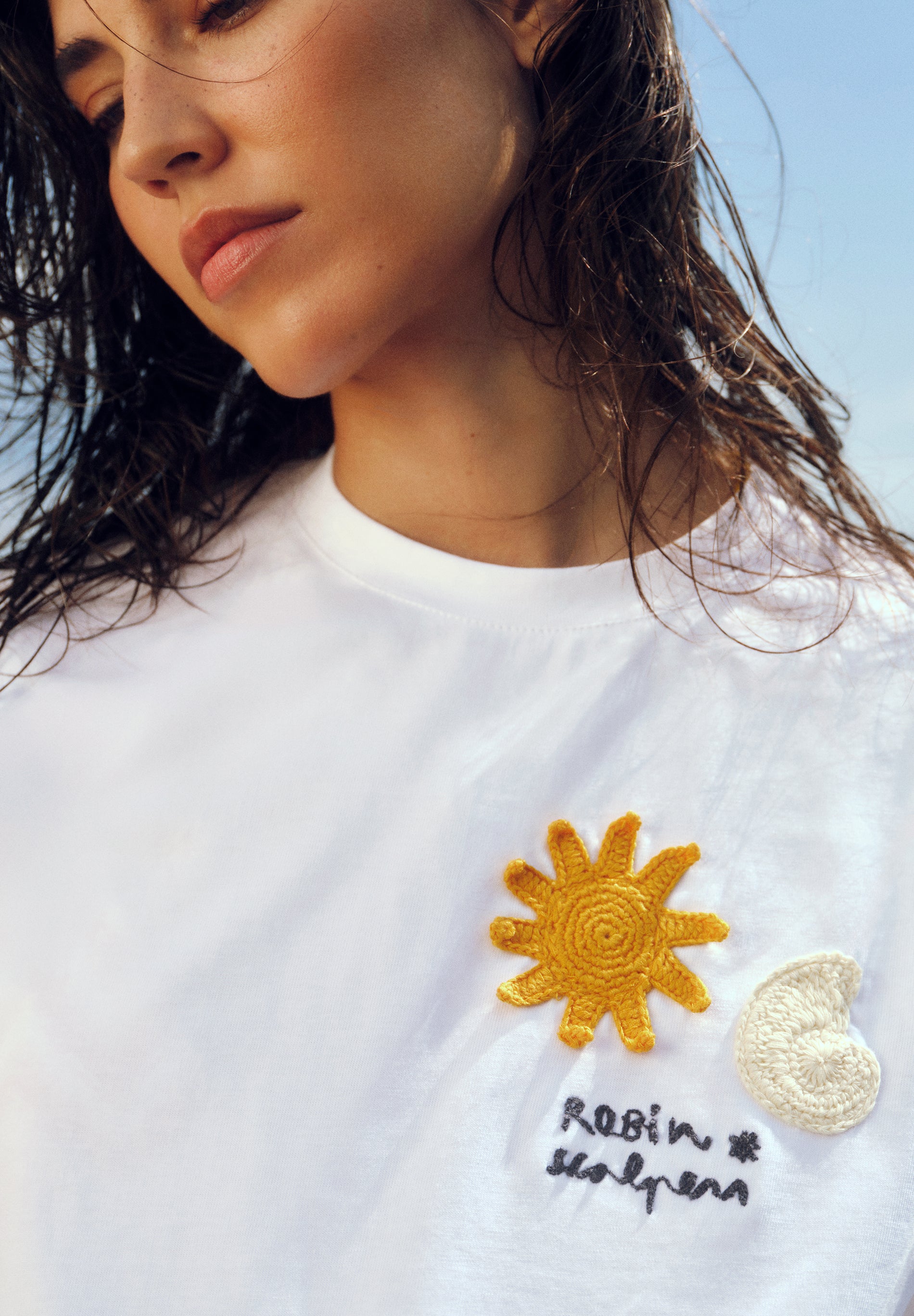 CAMISETA DETALLE BORDADO