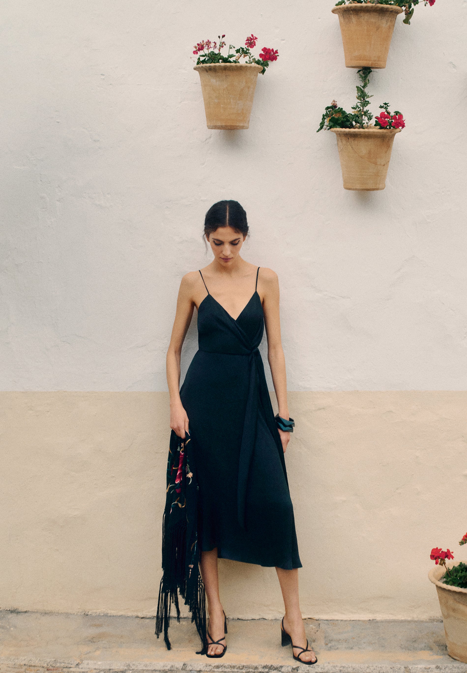 VESTIDO ESCOTE ASIMÉTRICO