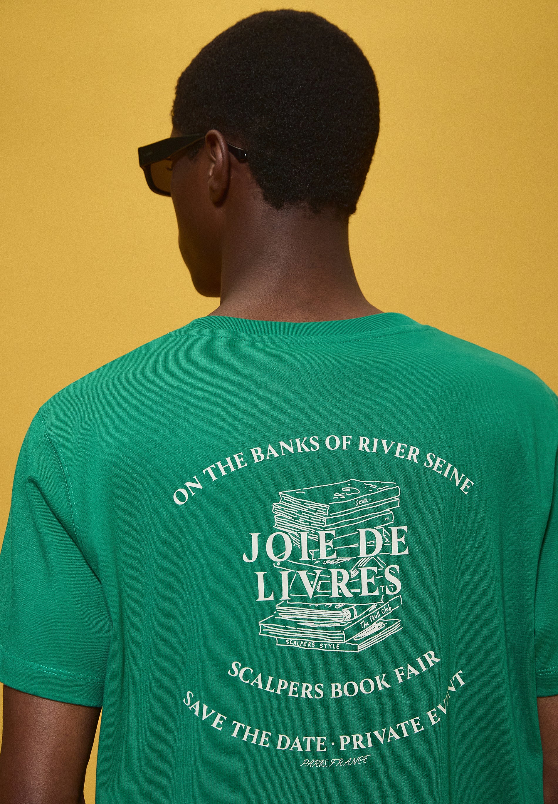 CAMISETA PRINT TRASERO LIBROS