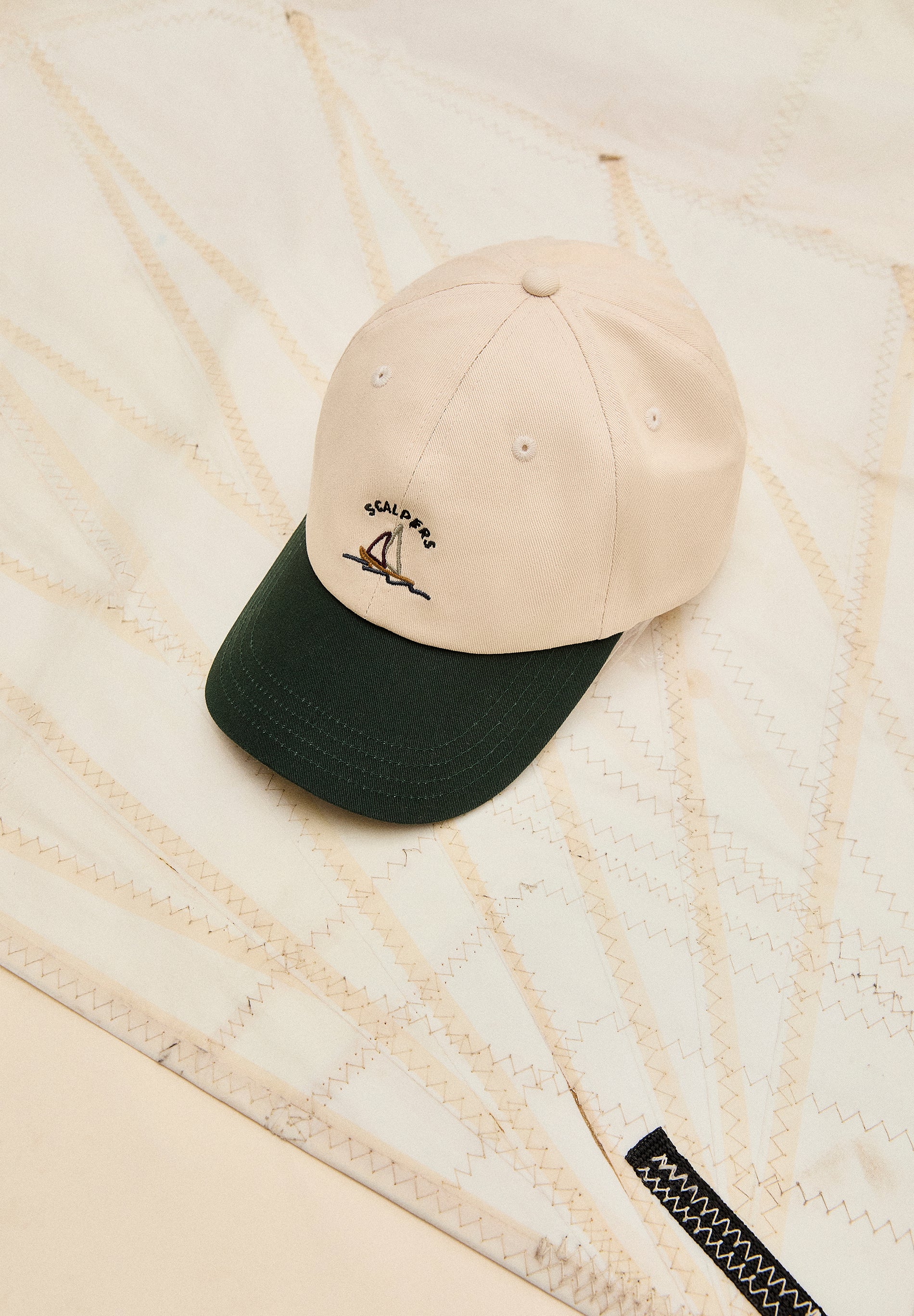 GORRA BORDADO DETALLES CONTRASTE
