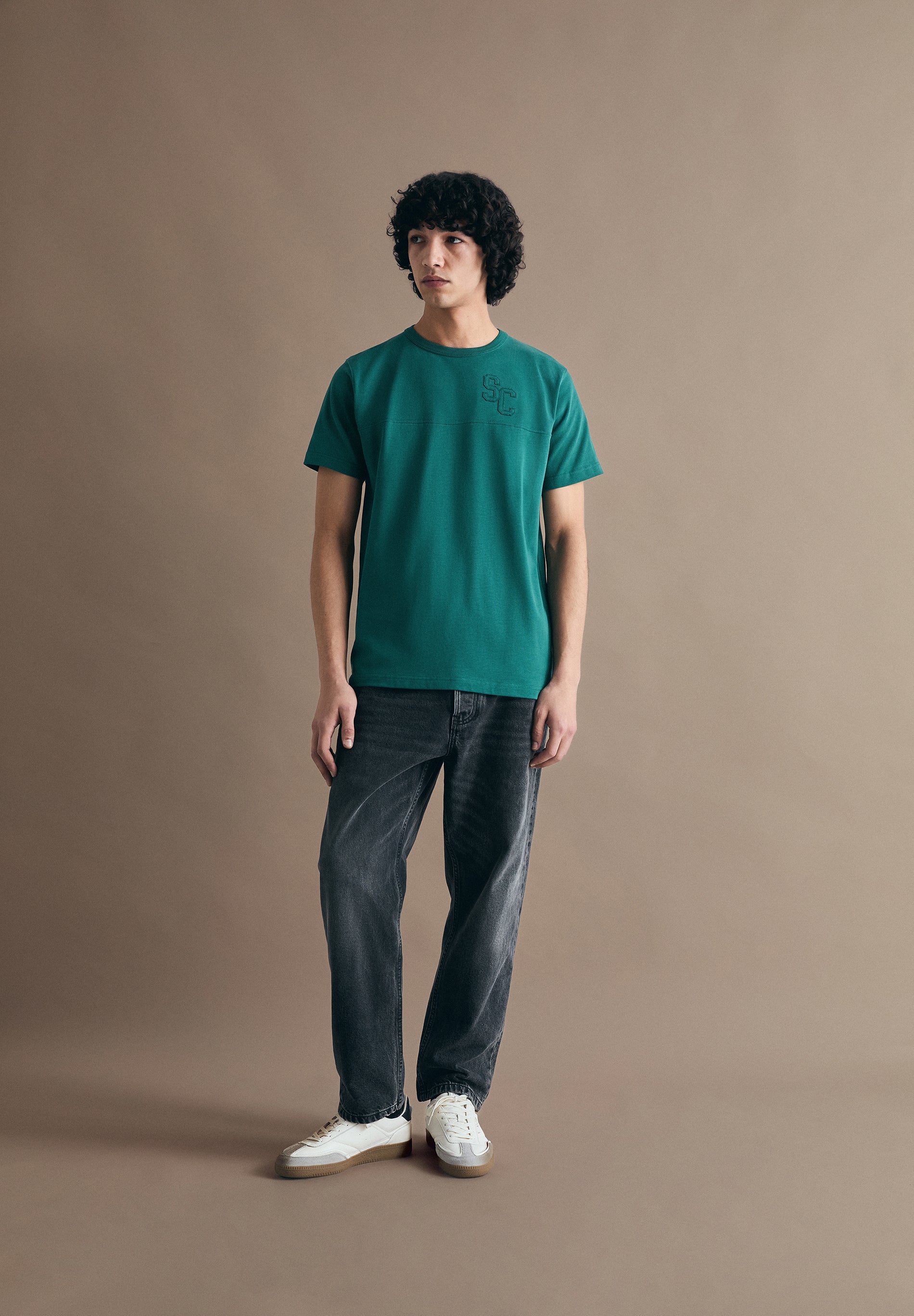 CAMISETA ESTAMPADA VARSITY