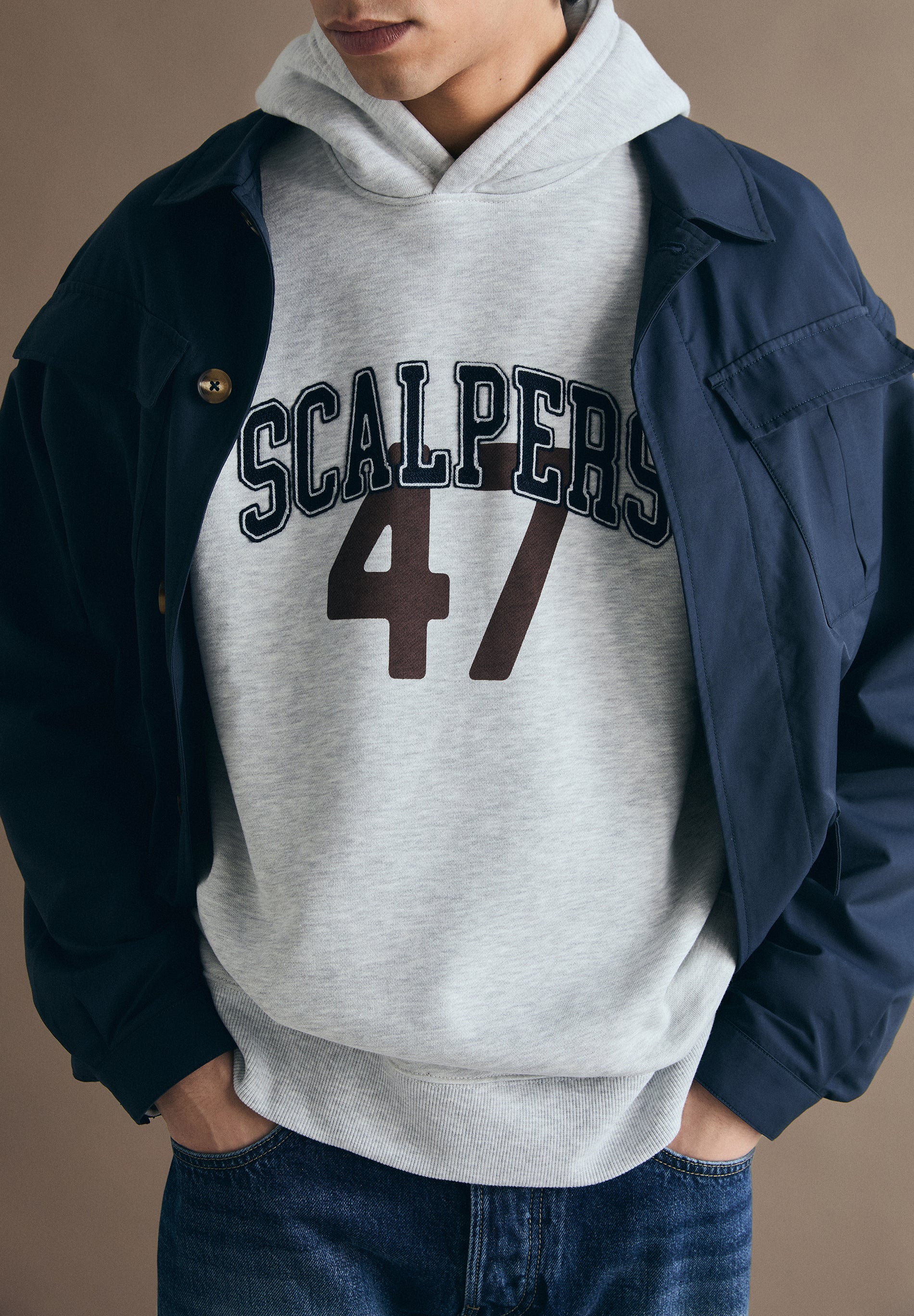 SUDADERA CON CAPUCHA VARSITY