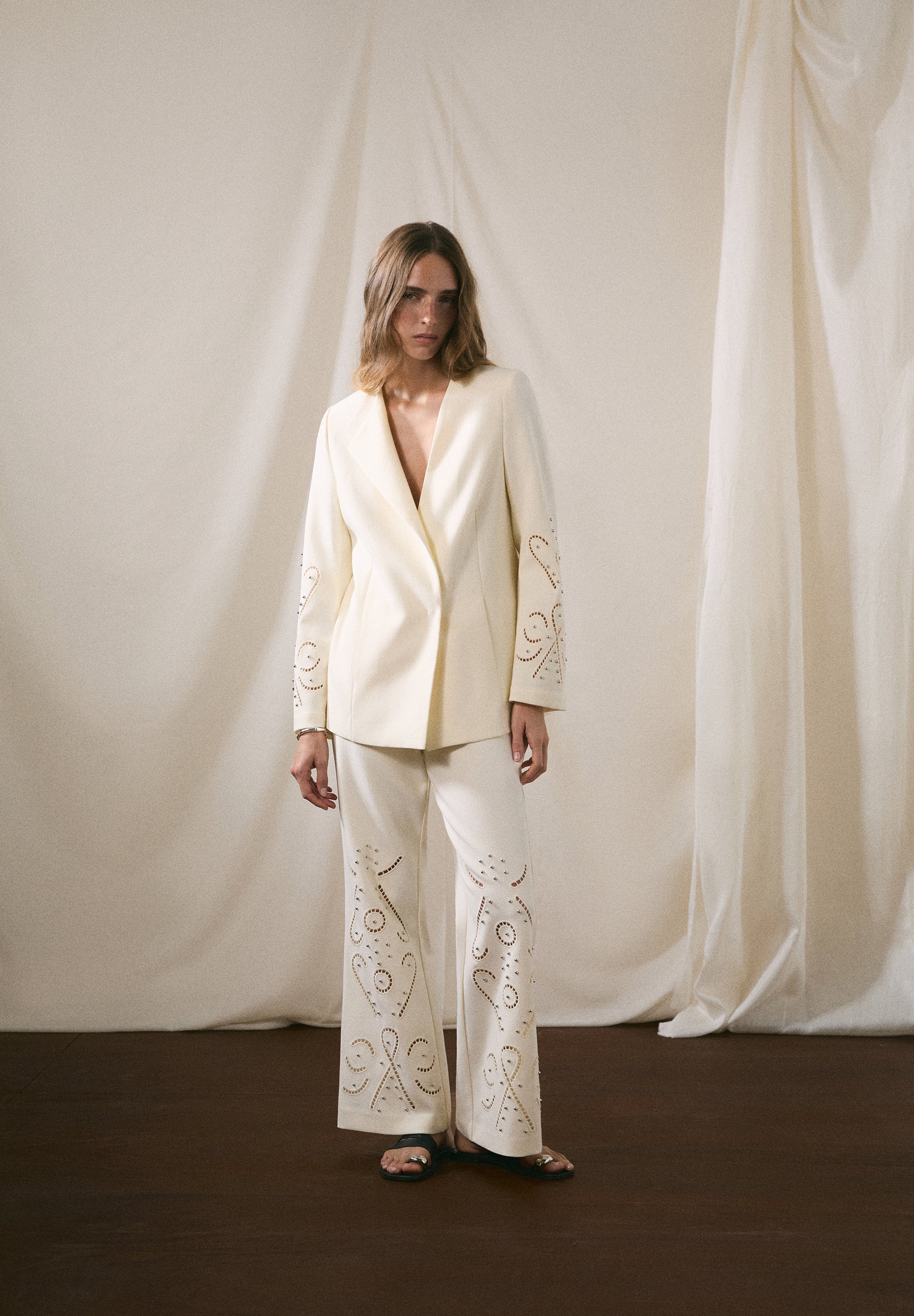 PANTALÓN DETALLES PERFORADO