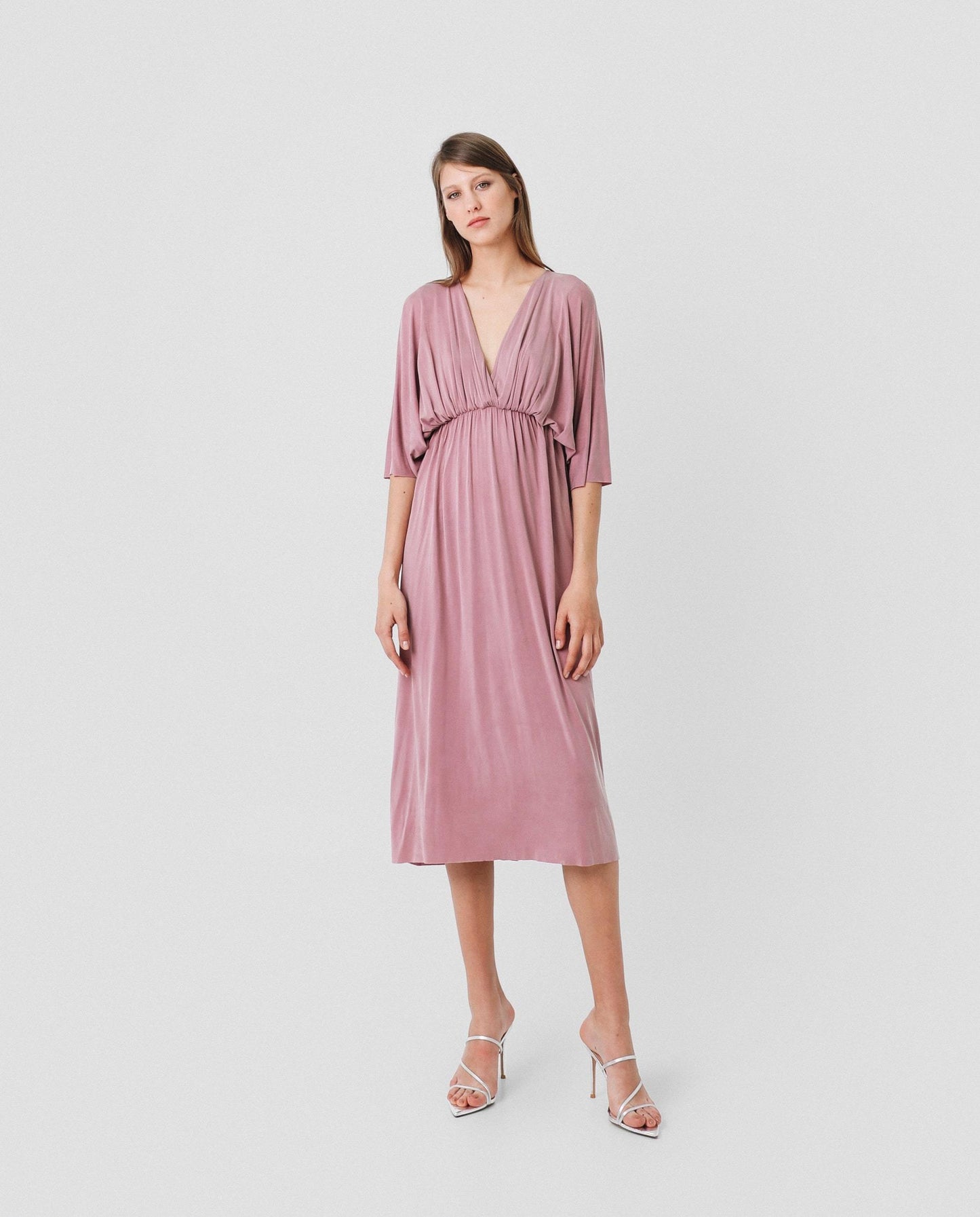 VESTIDO MIDI FLUÍDO