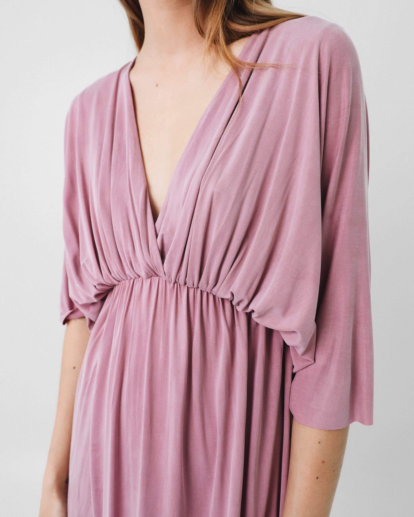 VESTIDO MIDI FLUÍDO