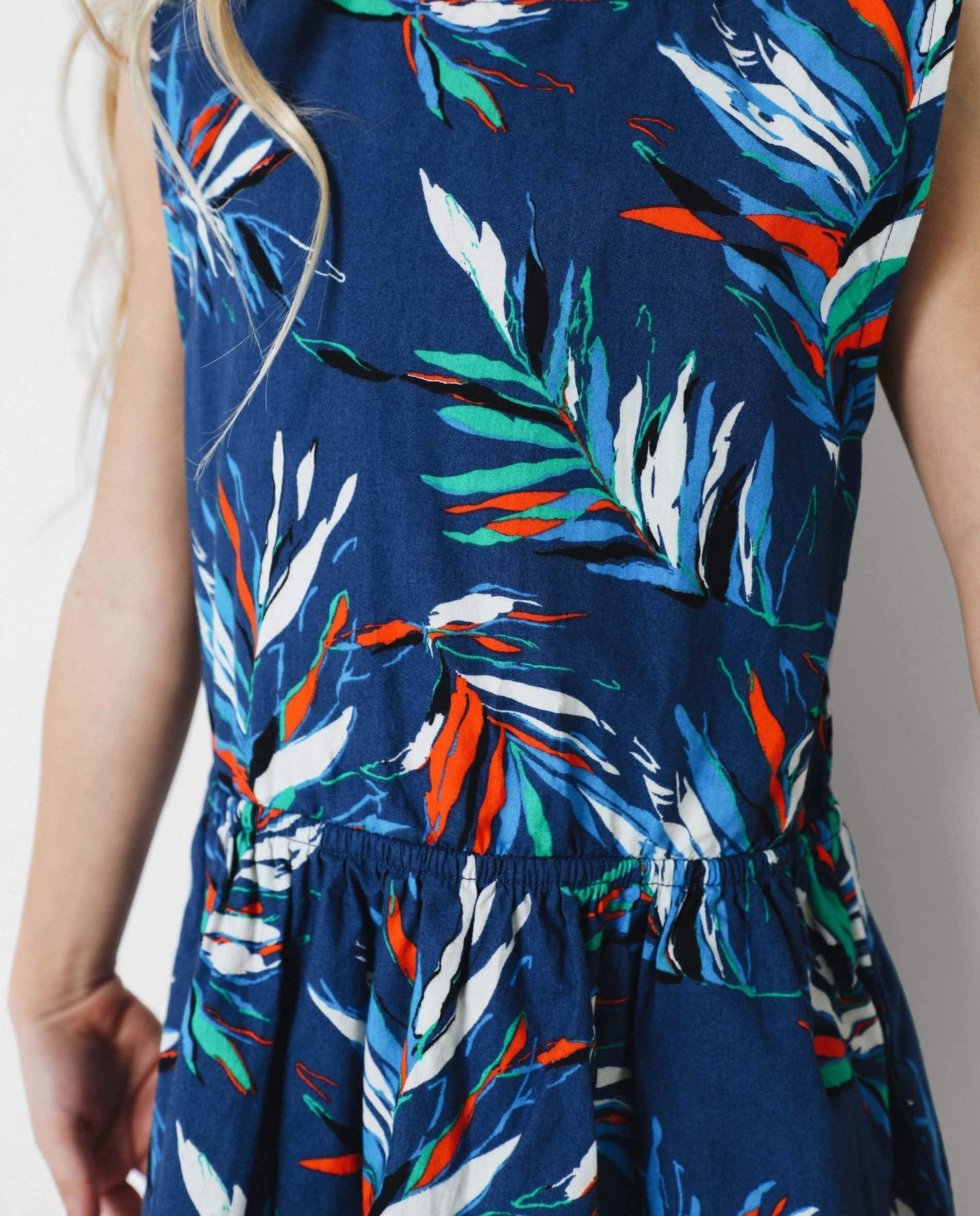 VESTIDO TROPICAL ESPALDA CRUZADA