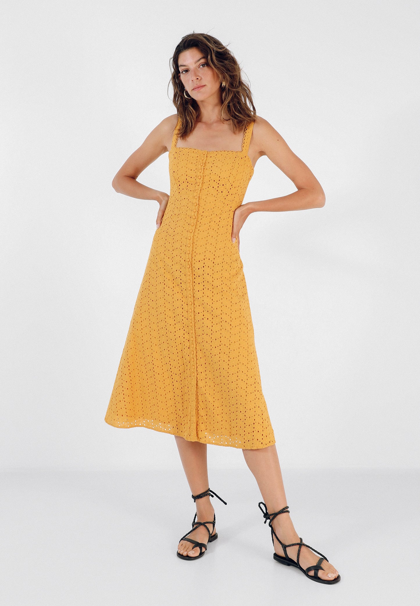 VESTIDO MIDI BORDADO