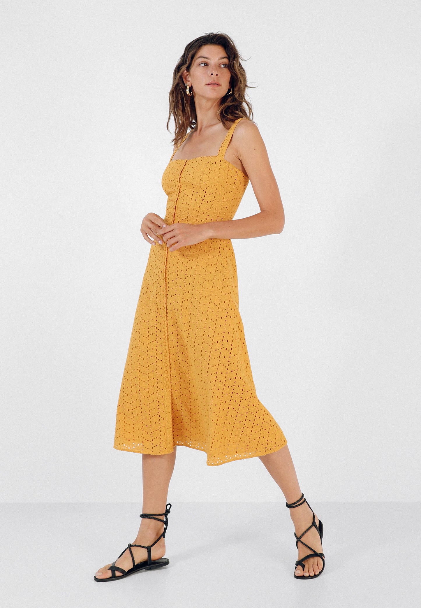 VESTIDO MIDI BORDADO