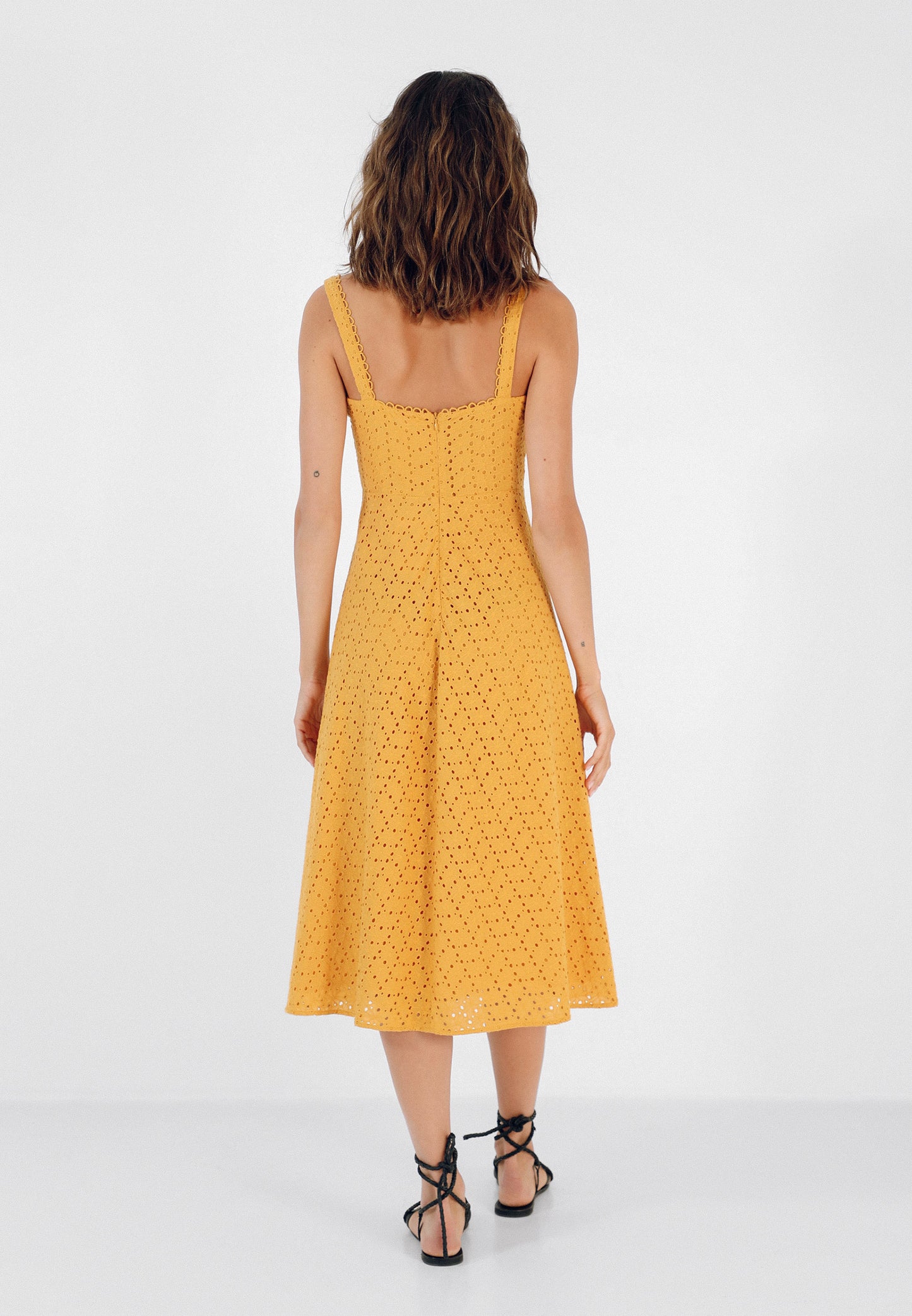 VESTIDO MIDI BORDADO