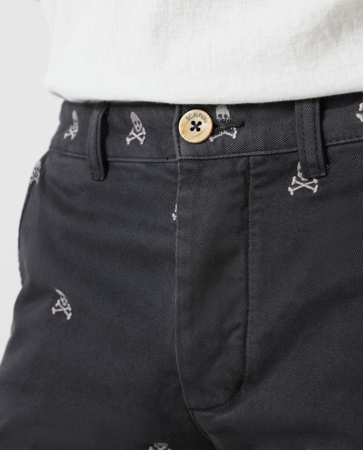 BERMUDAS CALAVERAS ALL OVER