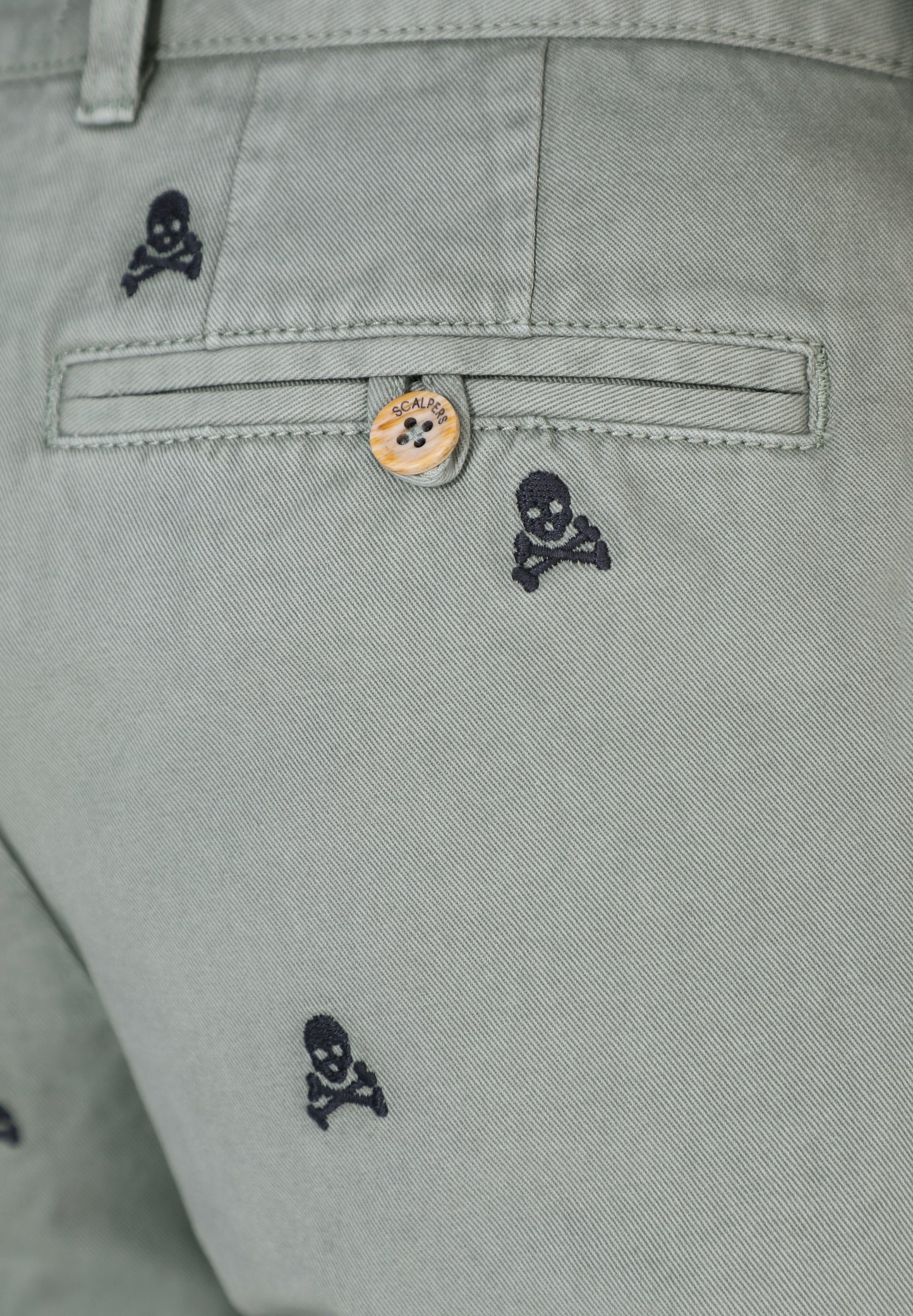 BERMUDAS CALAVERAS ALL OVER