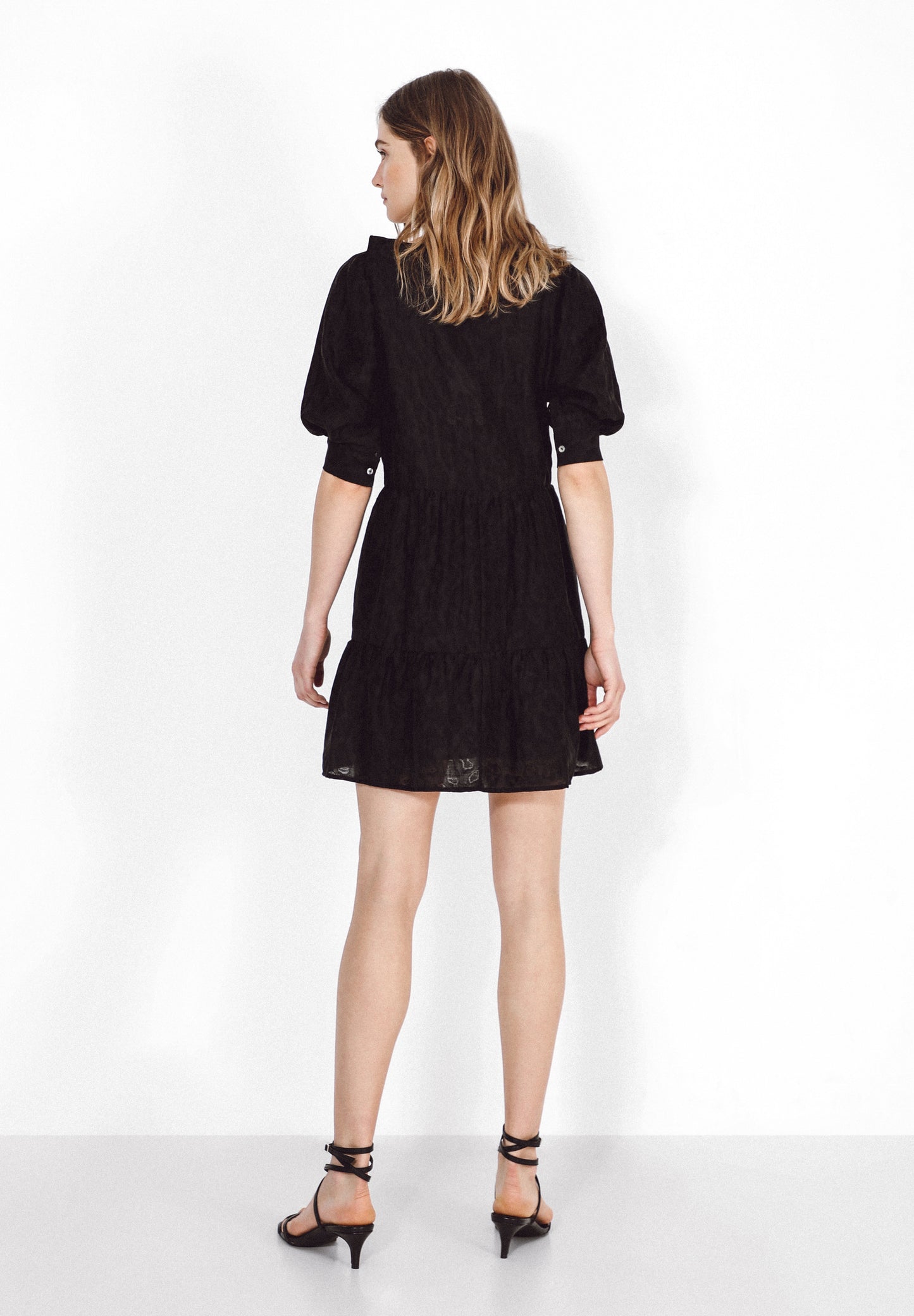 VESTIDO MINI VOLANTE