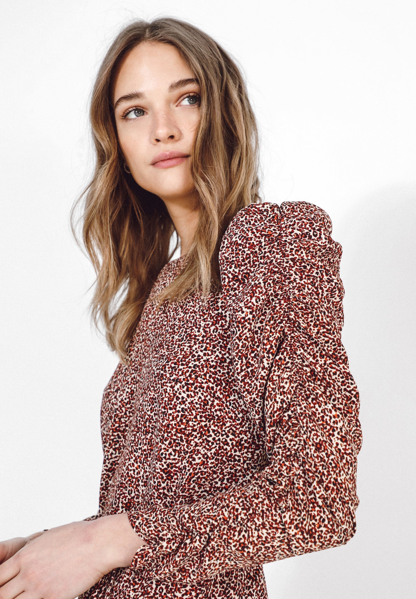 VESTIDO MINI MANGA ABULLONADA