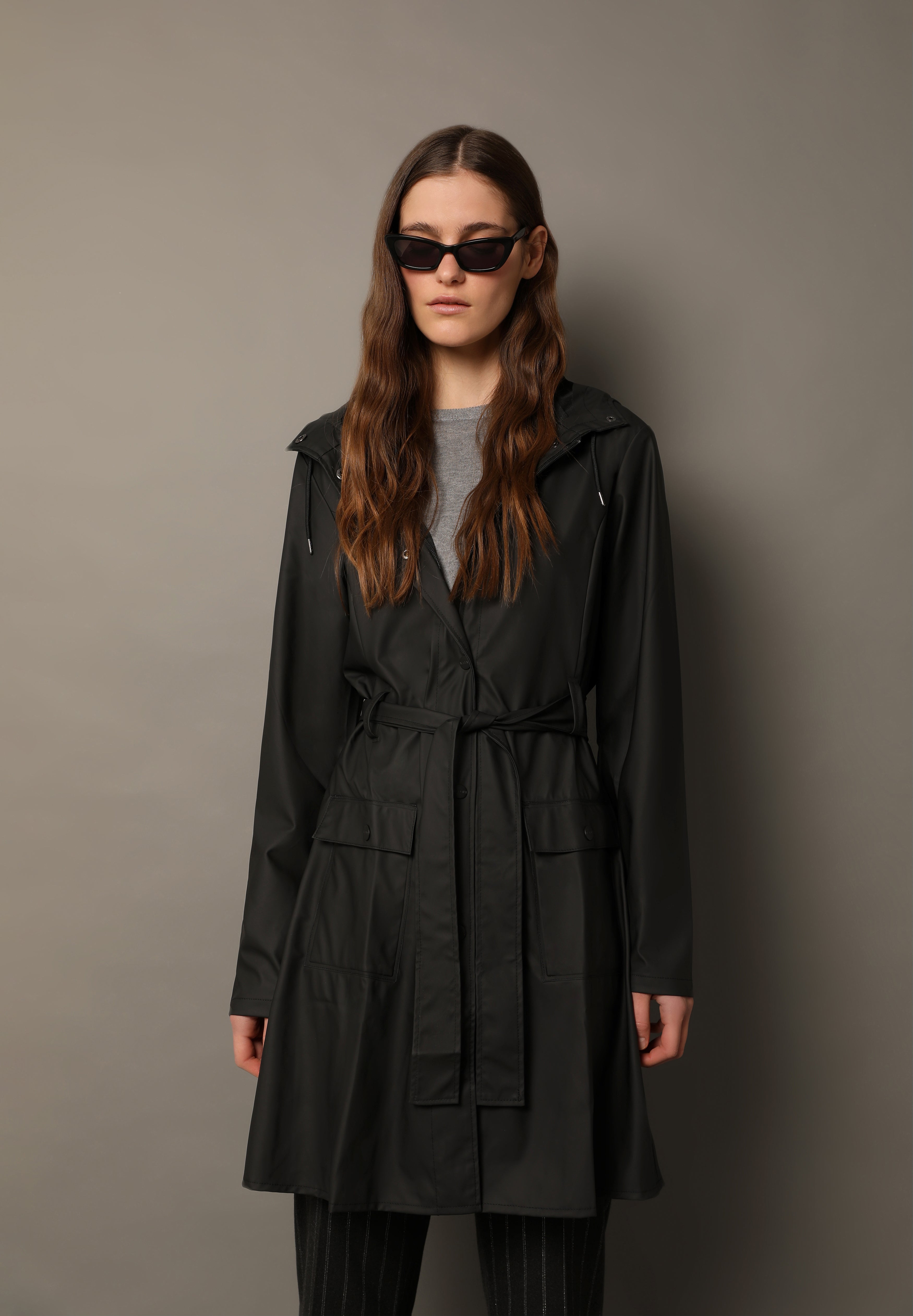 RAINS | CHAQUETA IMPERMEABLE AJUSTE CINTURA